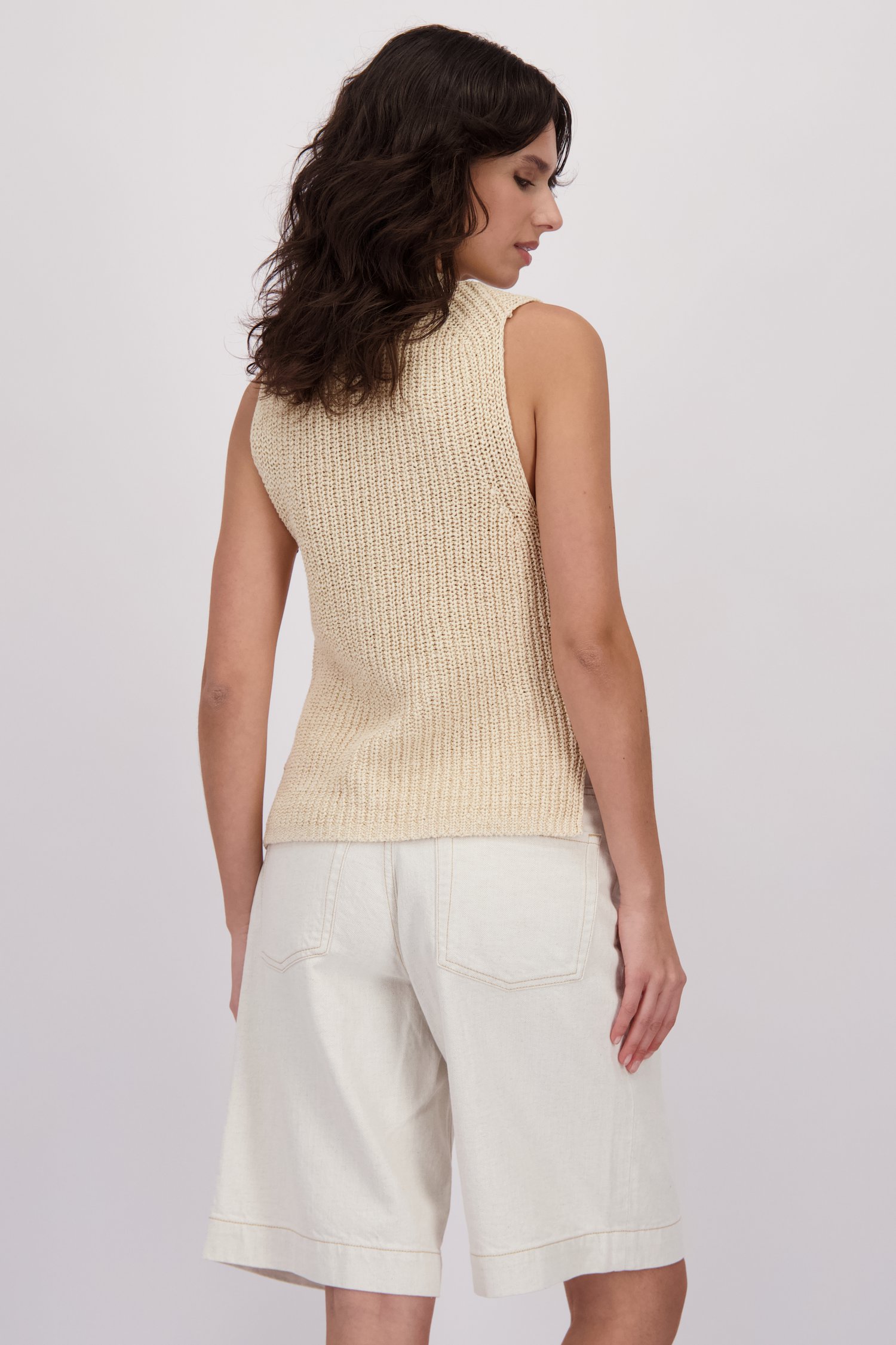 Detail van Beige mouwloze cardigan met knopen door Louise voor Dames