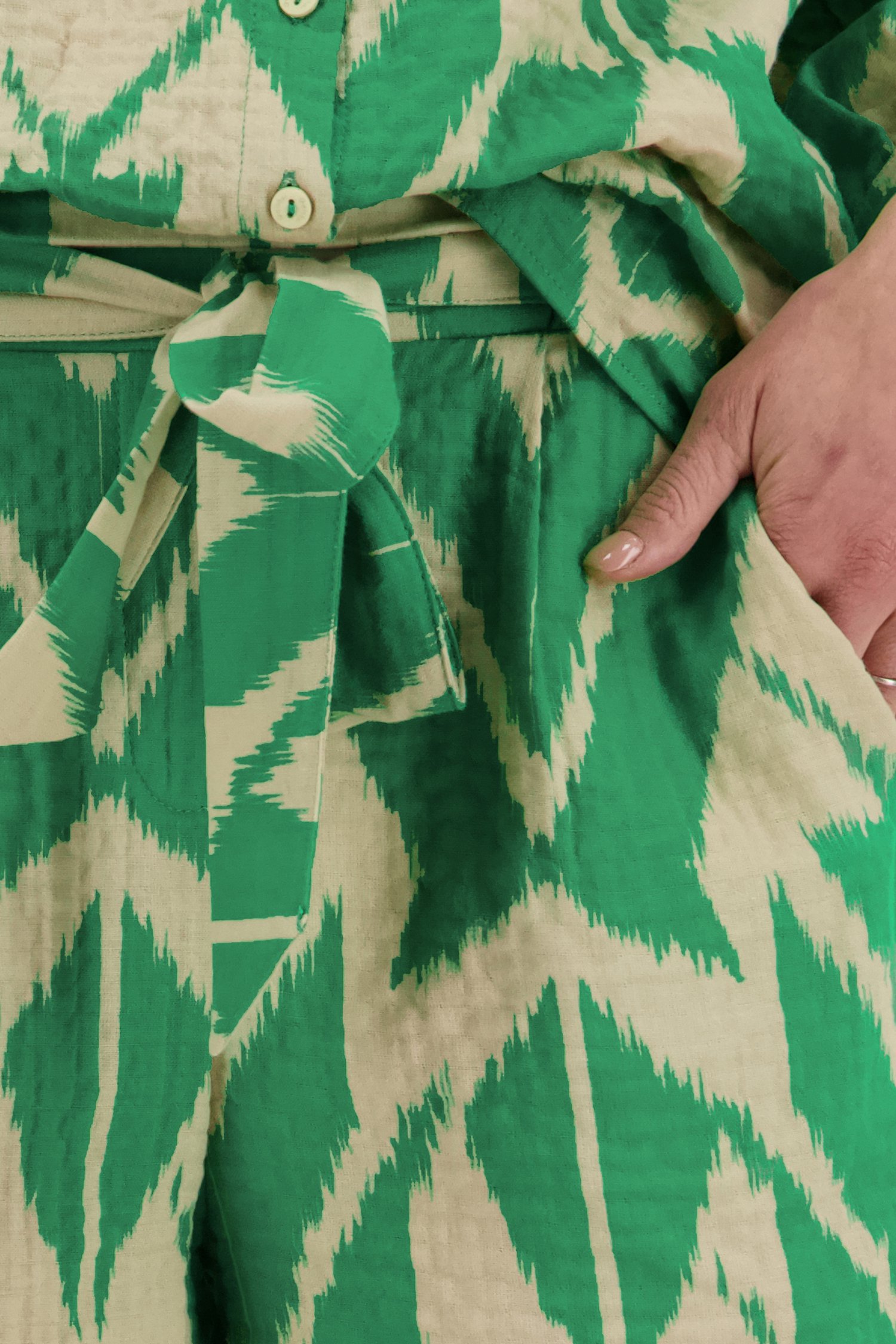 Beige short met groene print van Geisha voor Dames