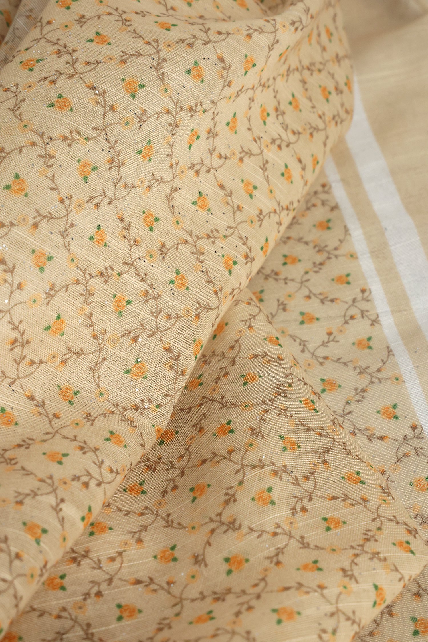 Productfoto 1 van Beige sjaaltje met fijne bloemenprint door Liberty Island voor Dames