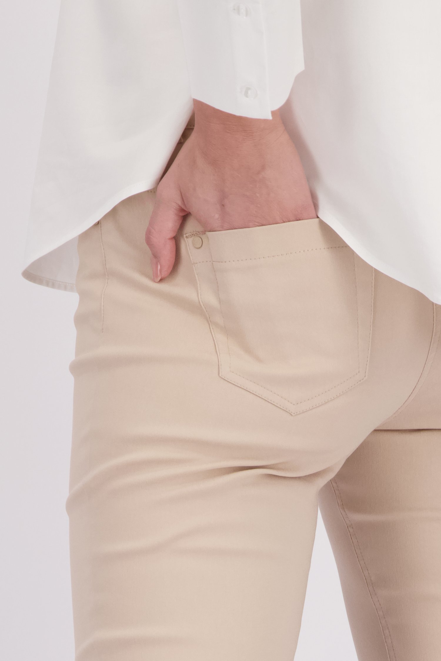 Beige stretchbroek met elastische taille van Claude Arielle voor Dames