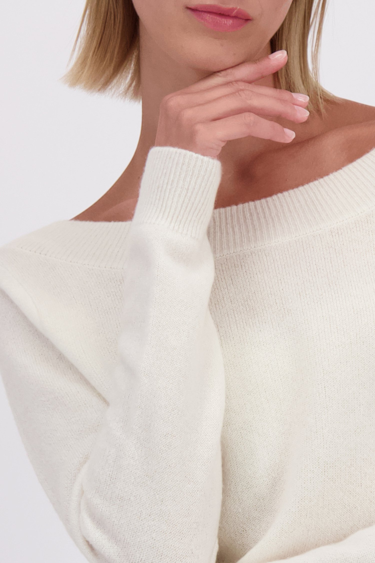 Detail van Beige trui met boothals door D'Auvry Studio voor Dames