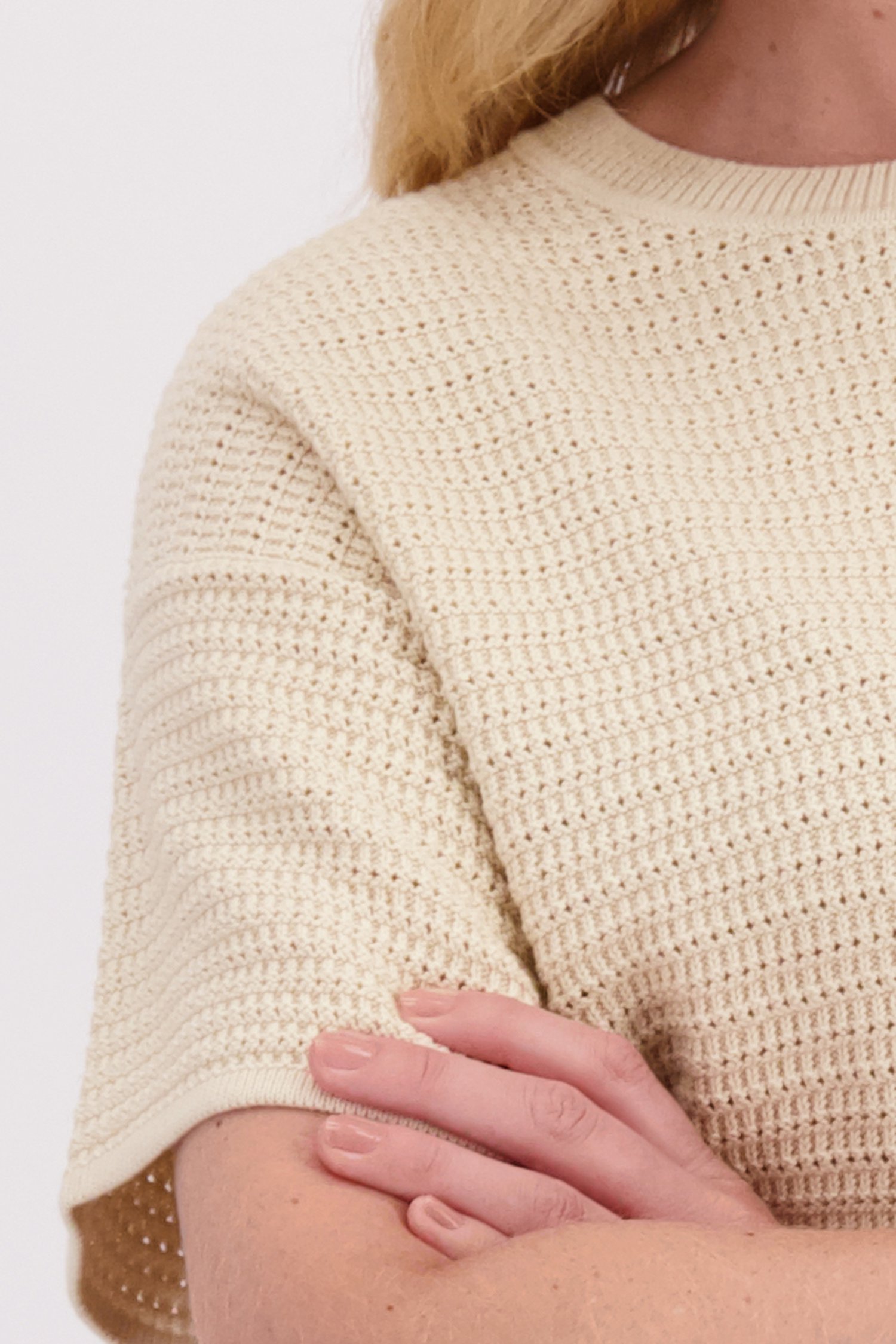 Detail van Beige trui met crochetlook door Libelle voor Dames
