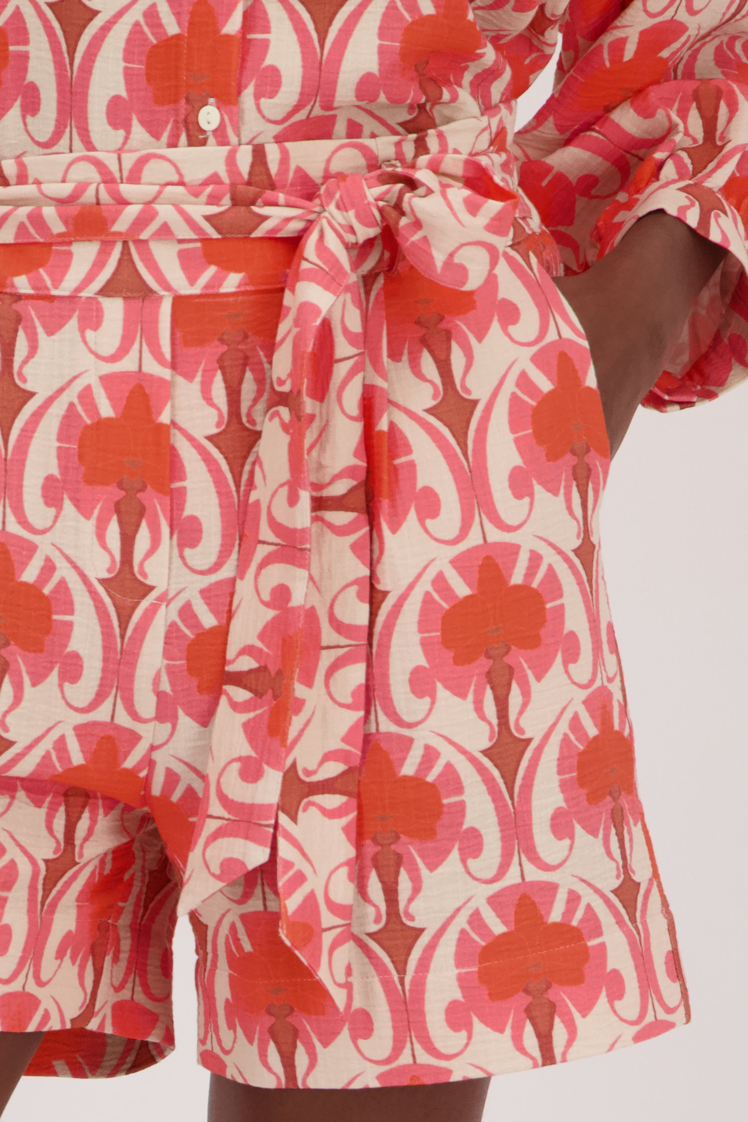 Bermuda beige avec imprimé rose-orange de Geisha pour Femmes