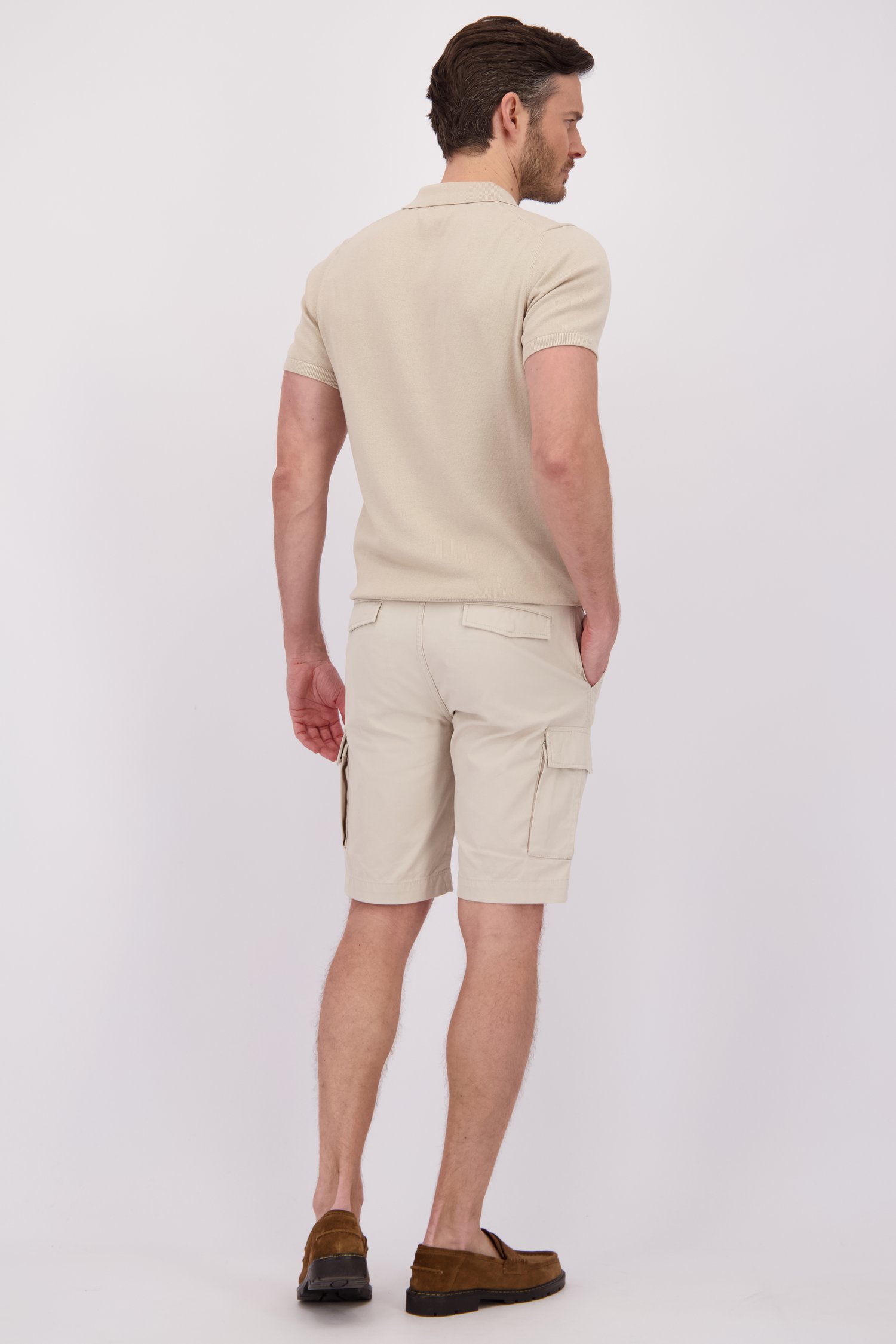 Le dos de Bermuda beige avec poches cargo de Brassville pour Hommes