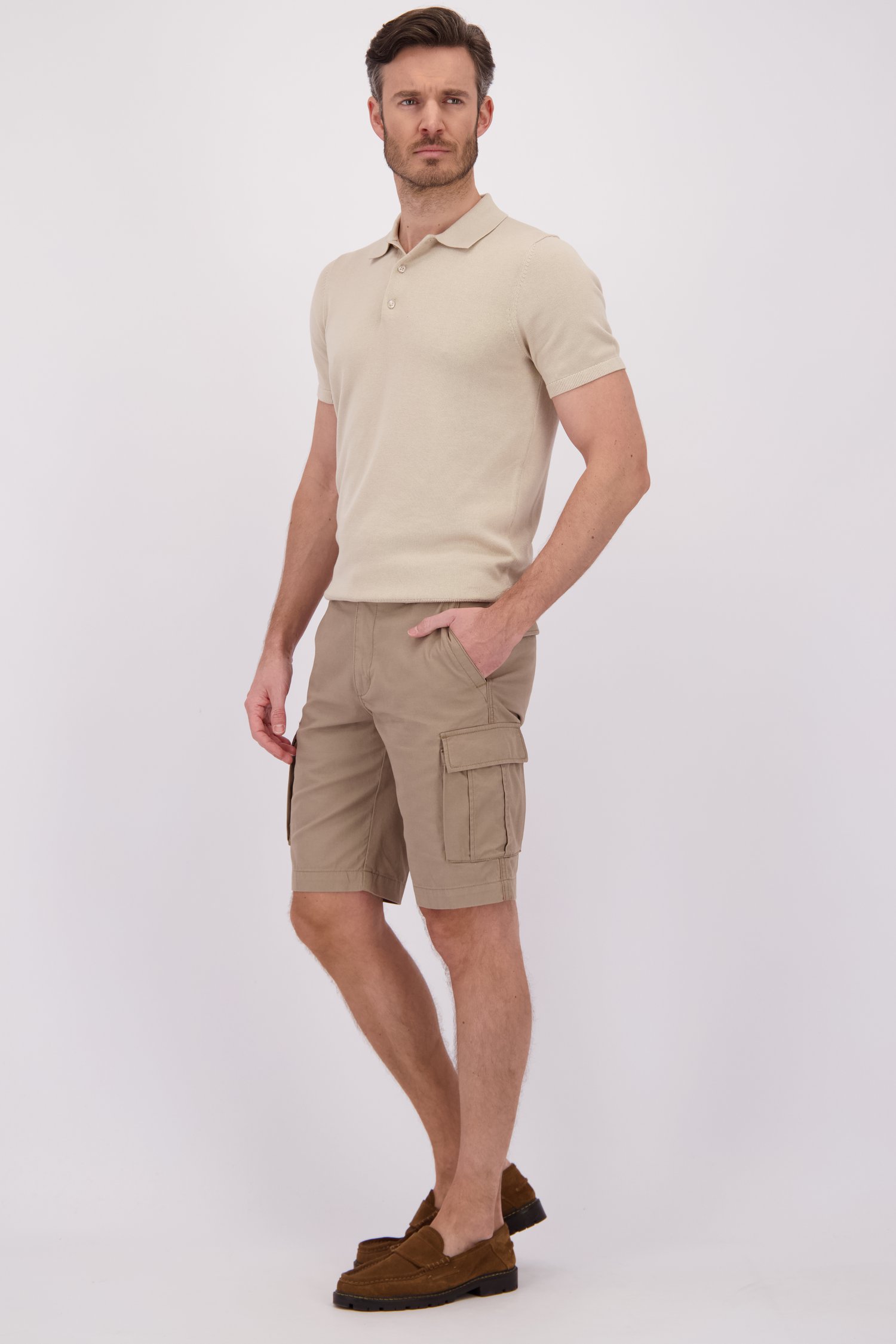 Le devant de Bermuda beige avec poches cargo de Brassville pour Hommes