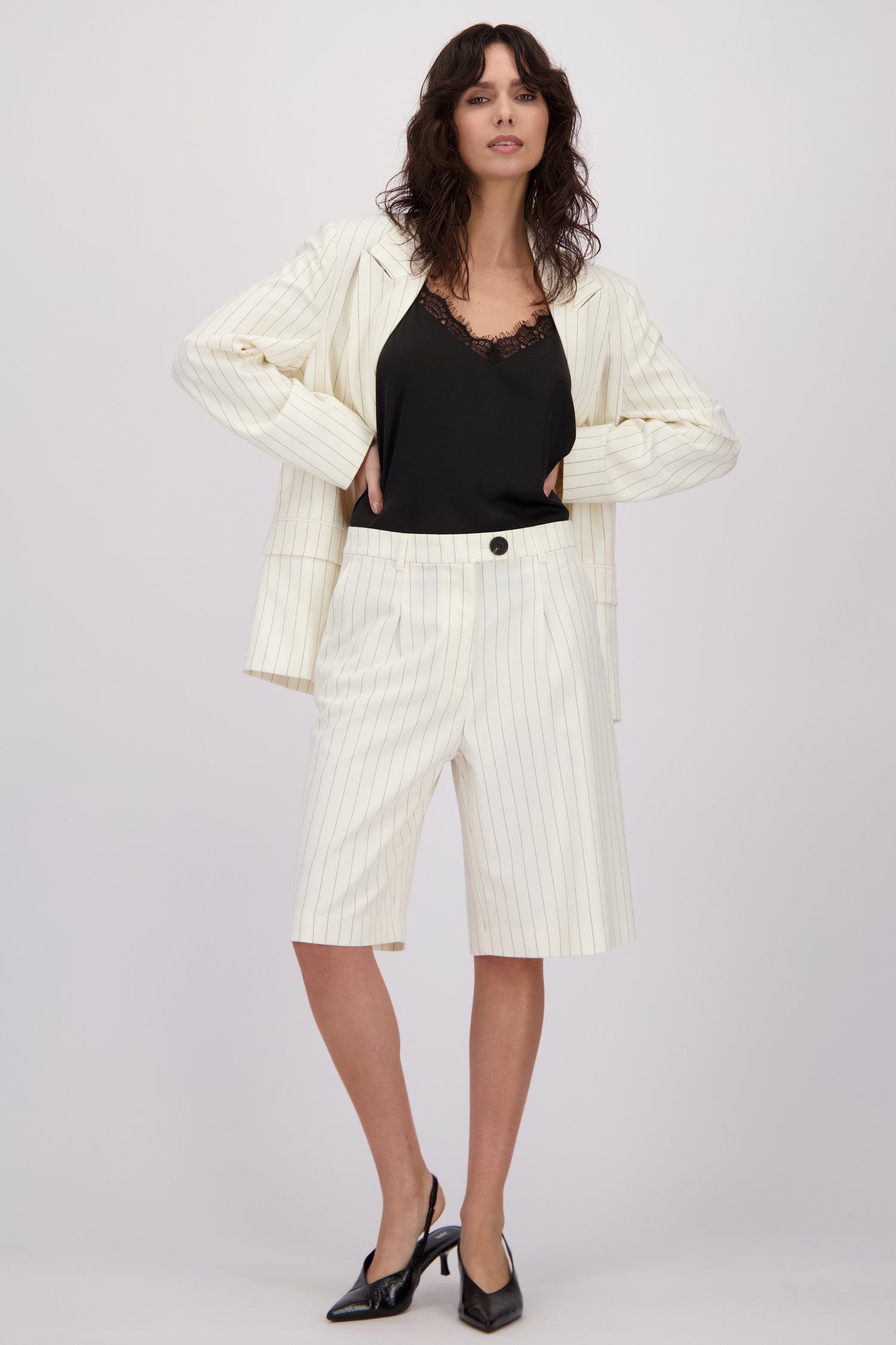 Détail de Bermuda blanc à fines rayures noires de Louise pour Femmes