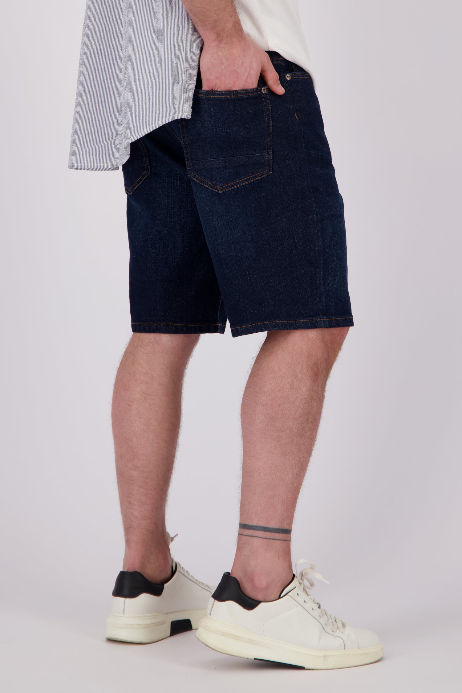 Bermuda bleu foncé en jean de Ravøtt pour Hommes