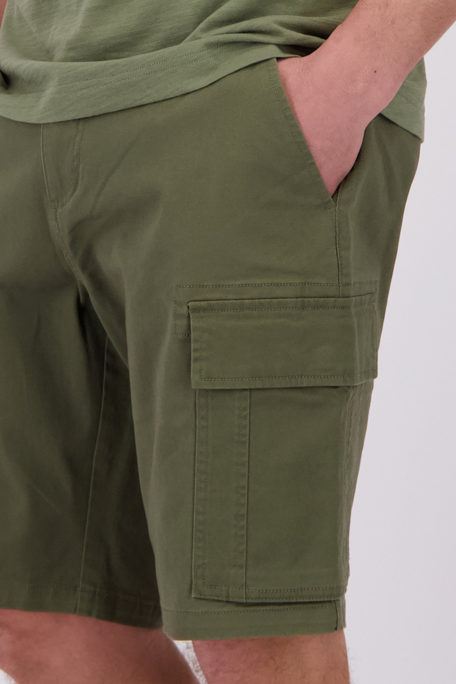 Détail de Bermuda kaki de Ravøtt pour Hommes