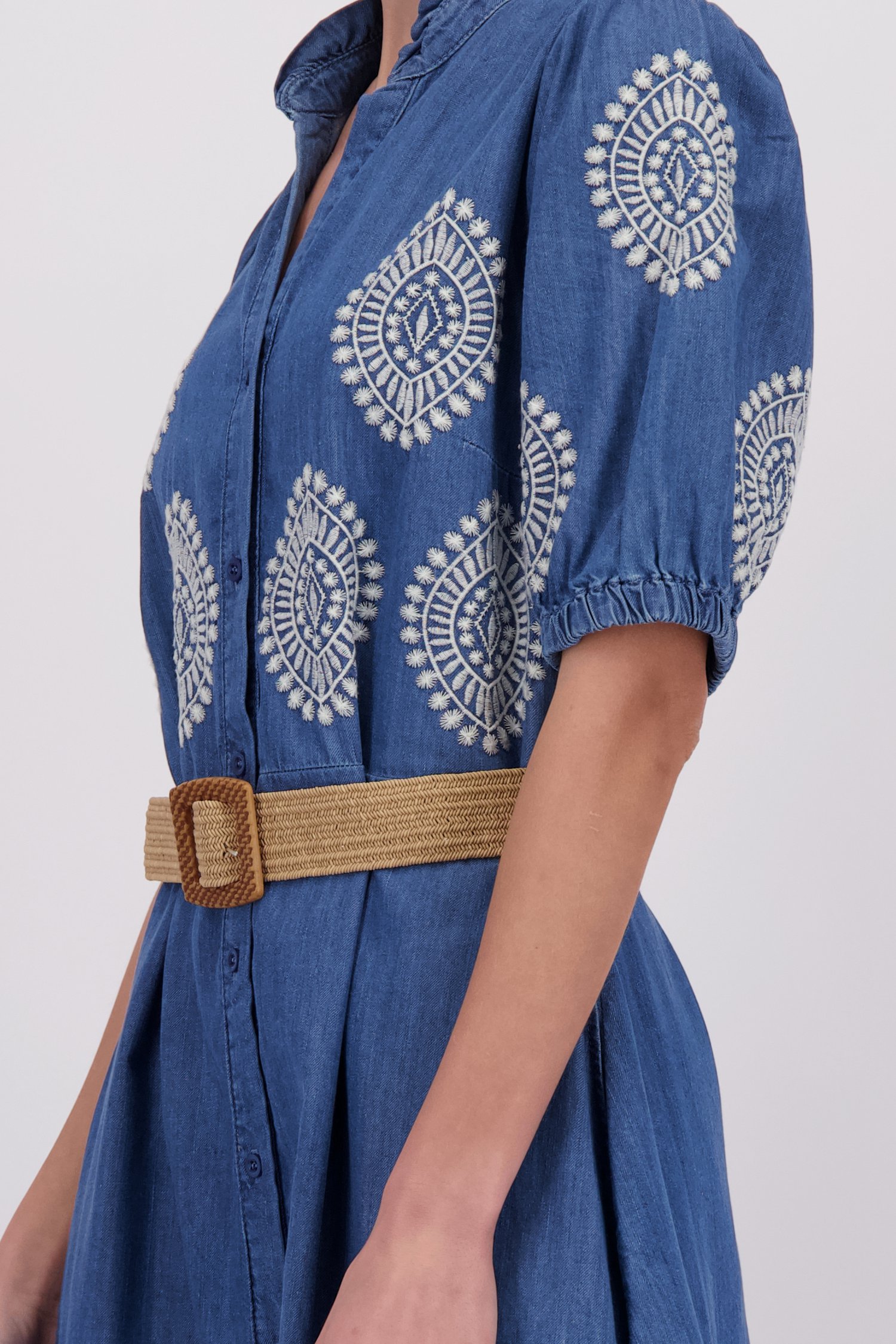 Detail van Blauw midi kleedje met geborduurd motief door More & More voor Dames