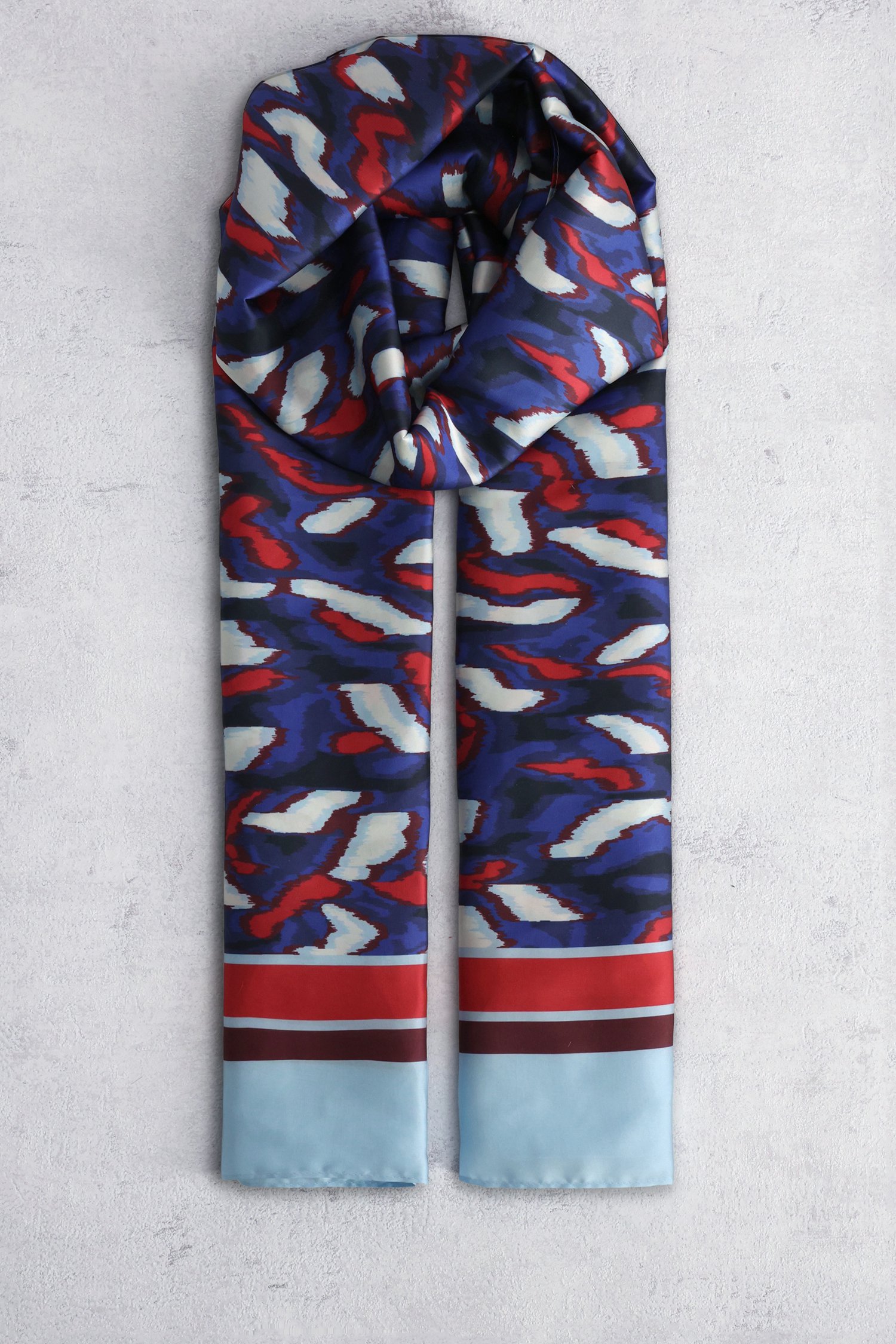 Voorkant van Blauw sjaaltje met abstracte print door Claude Arielle voor Dames