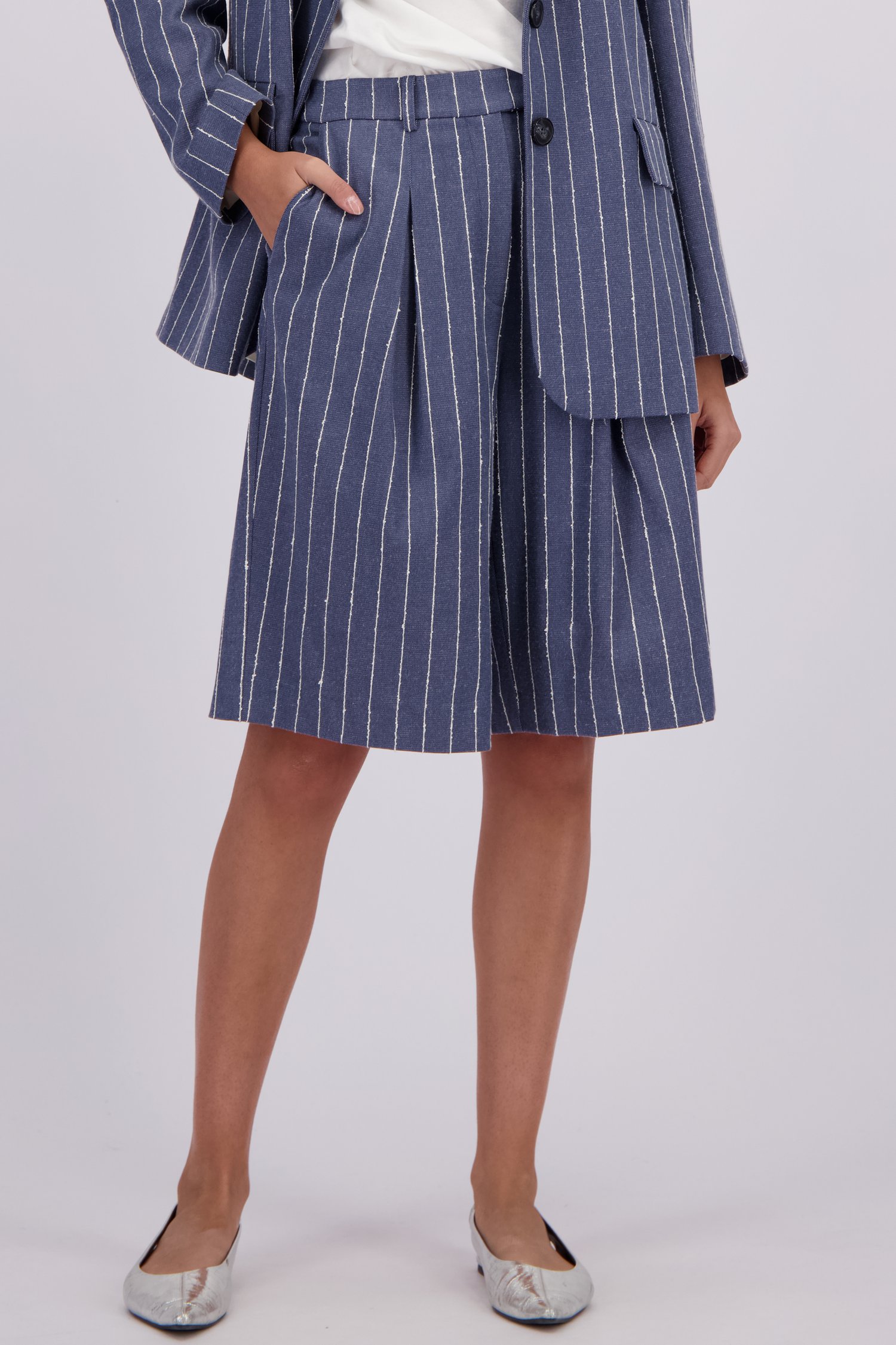 Productfoto 1 van Blauw-wit gestreepte bermuda met denim look door Louise voor Dames