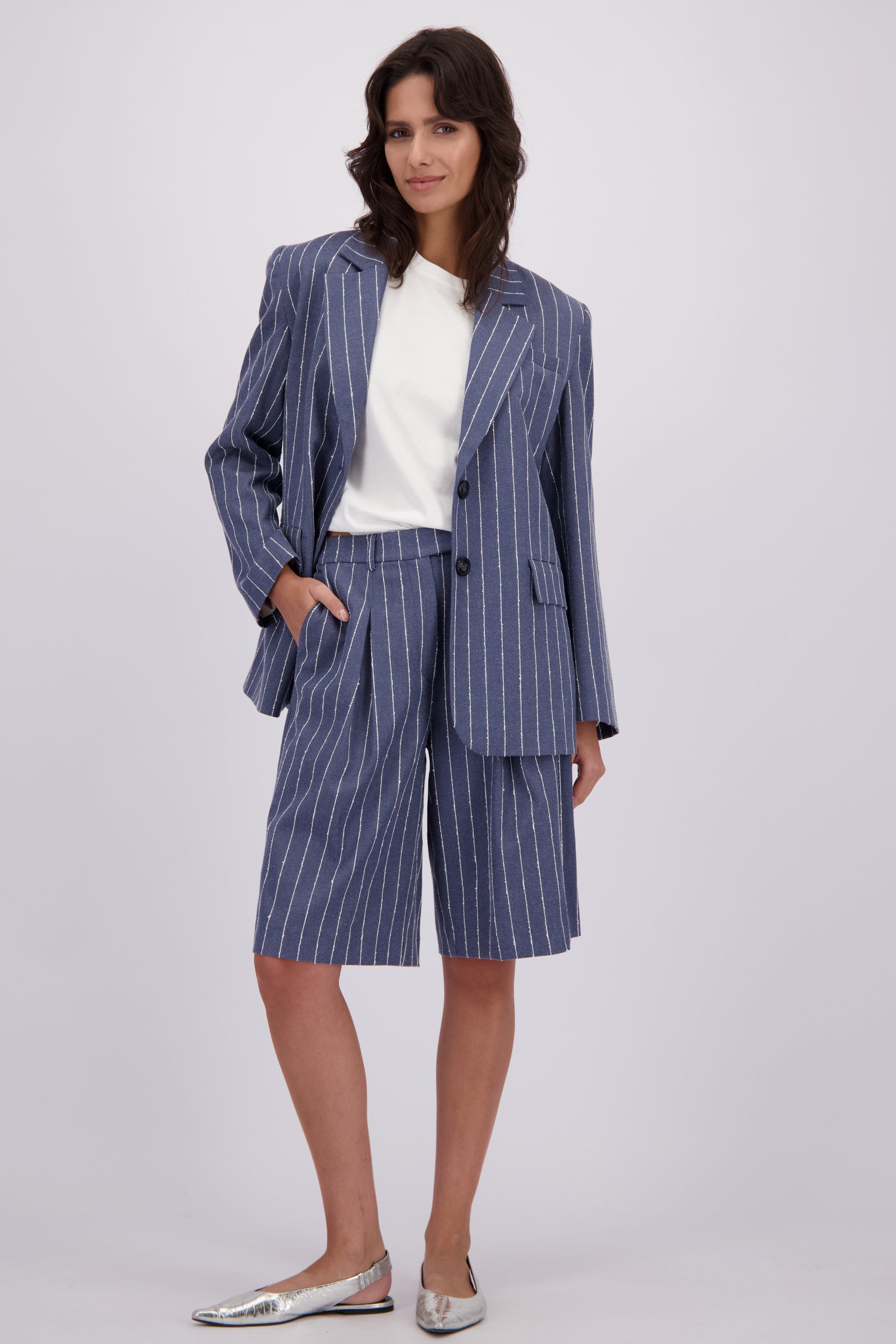 Voorkant van Blauw-wit gestreepte bermuda met denim look door Louise voor Dames