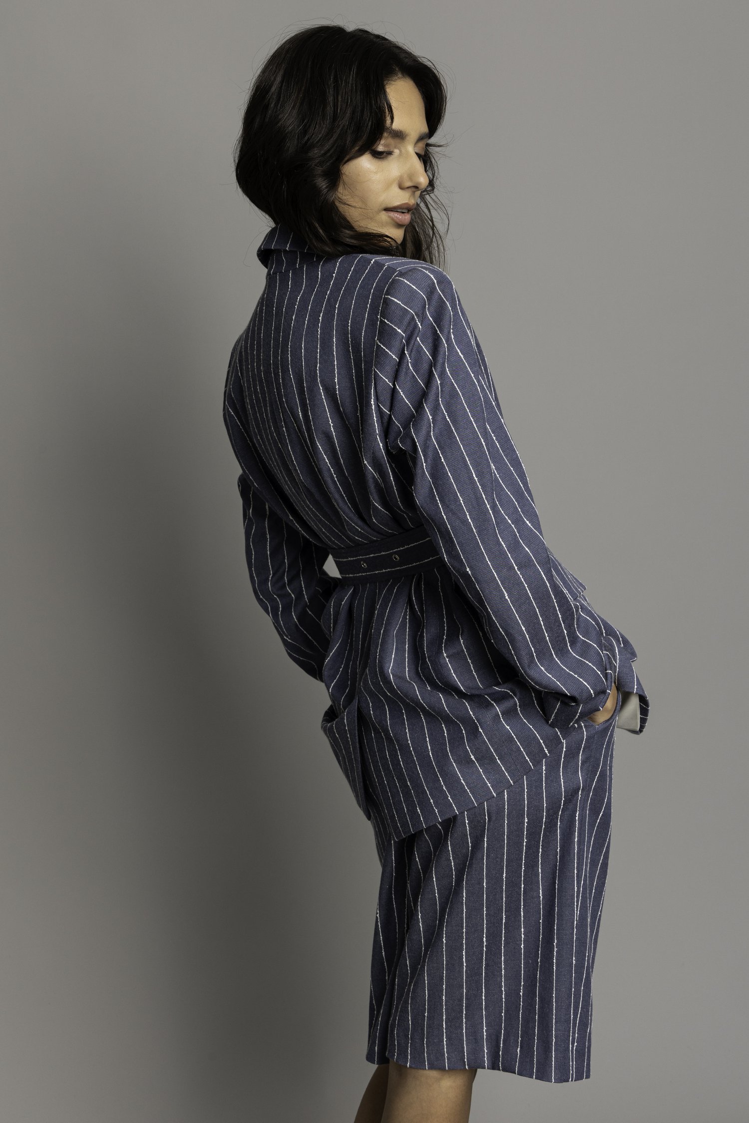Achterkant van Blauw-wit gestreepte blazer met denim look door Louise voor Dames