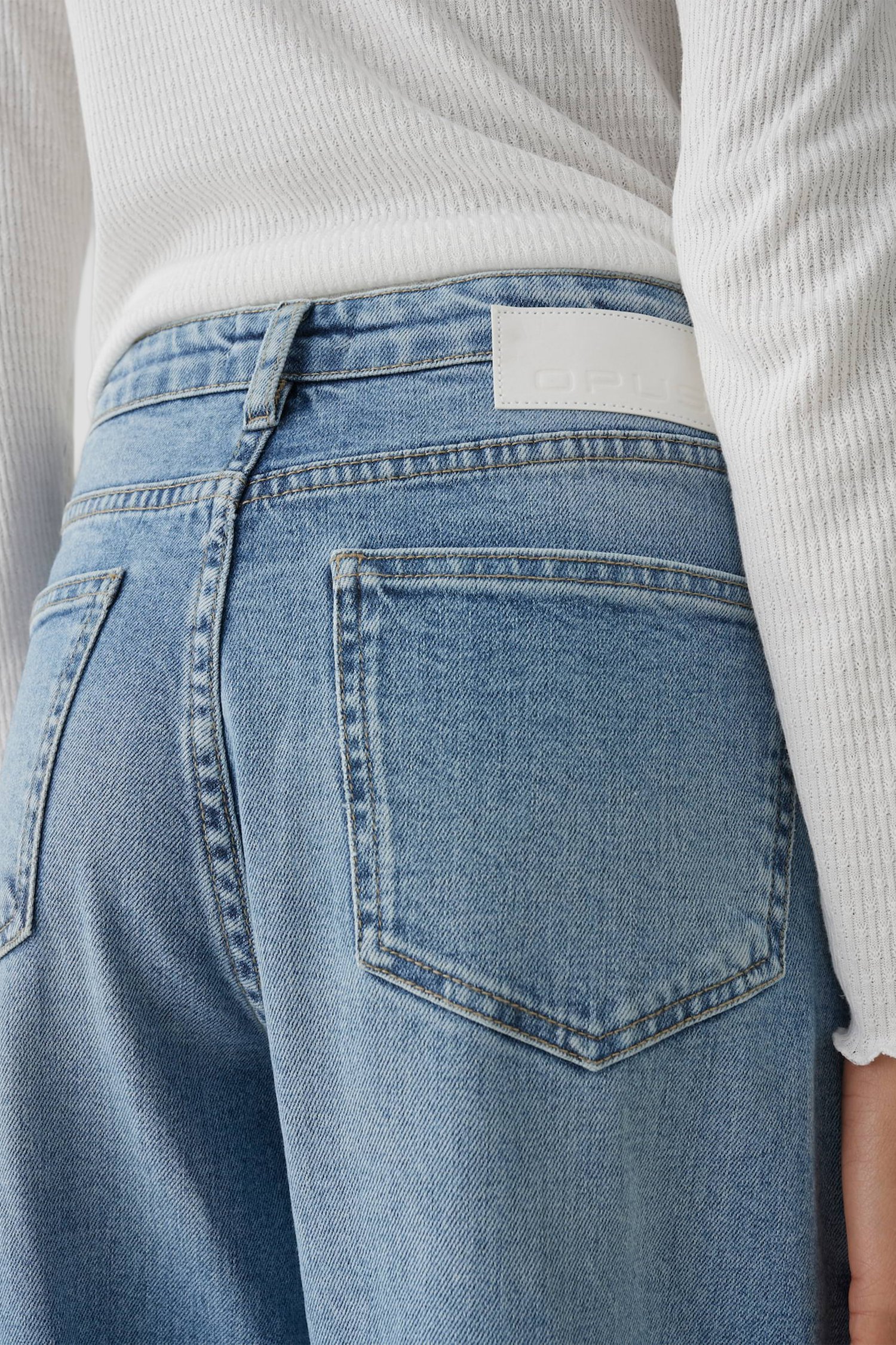 Detail van Blauwe barrel fit jeans - 7/8 lengte door Opus voor Dames