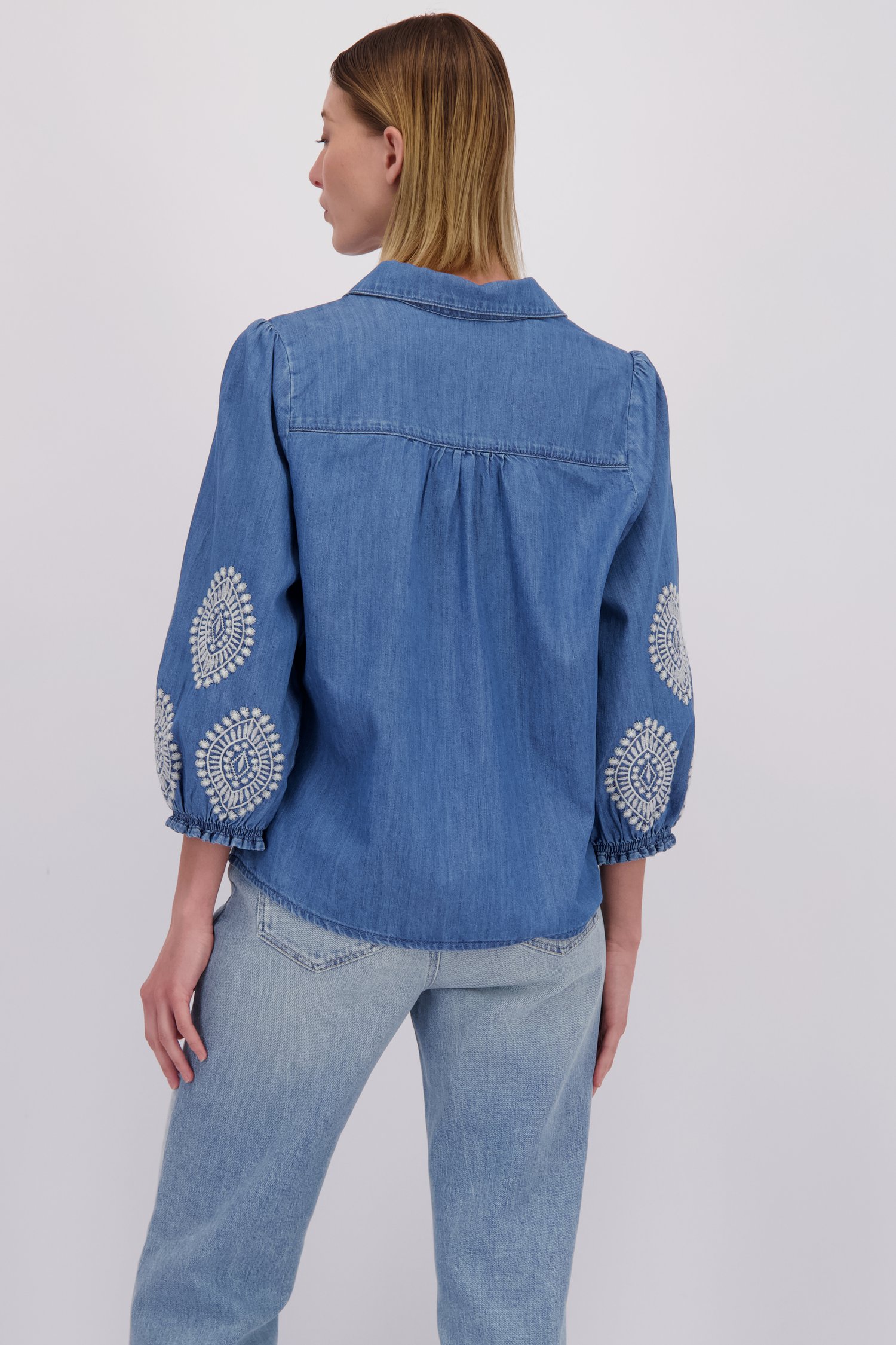 Achterkant van Blauwe blouse met geborduurde details door More & More voor Dames