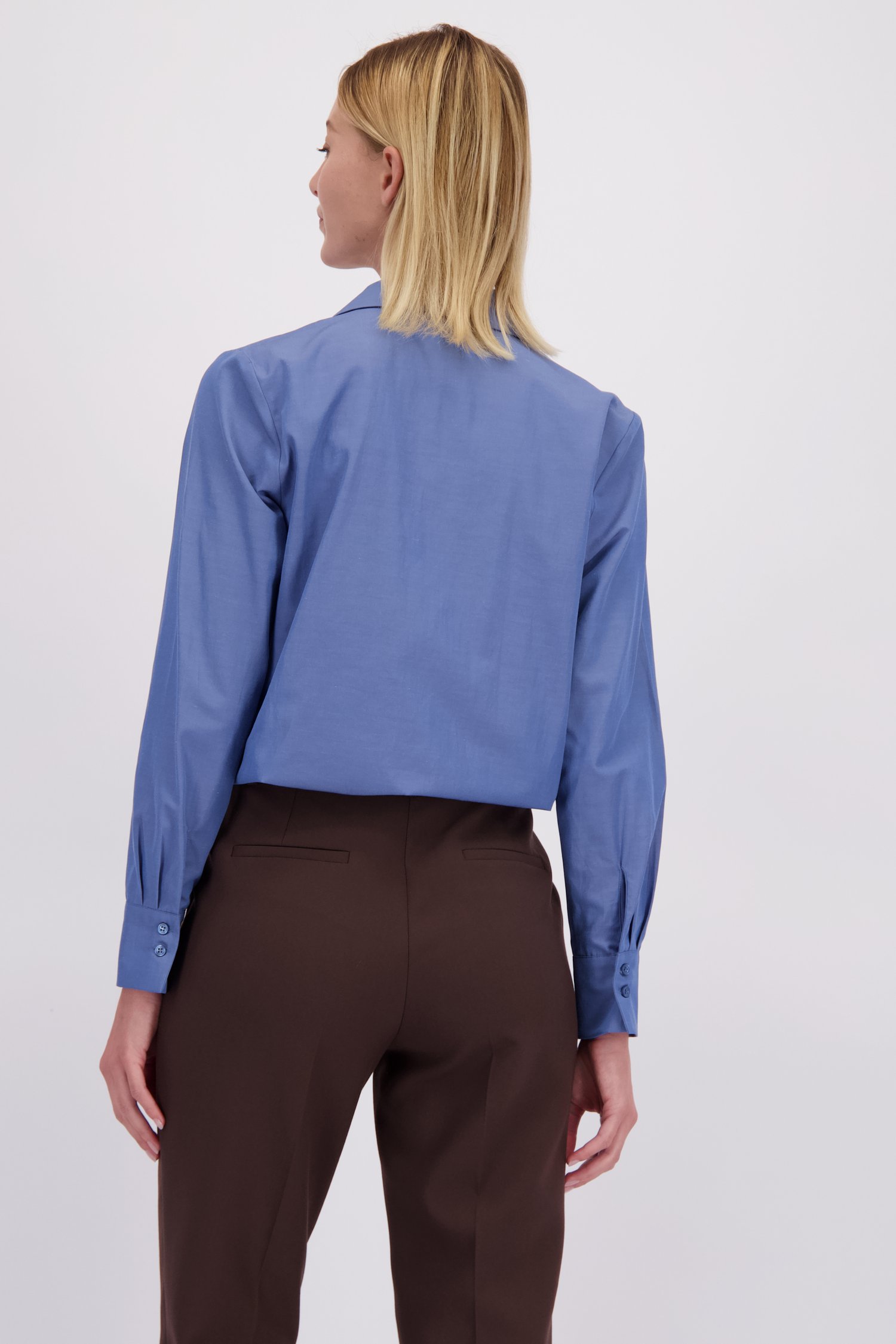 Achterkant van Blauwe blouse met hemdkraag door More & More voor Dames