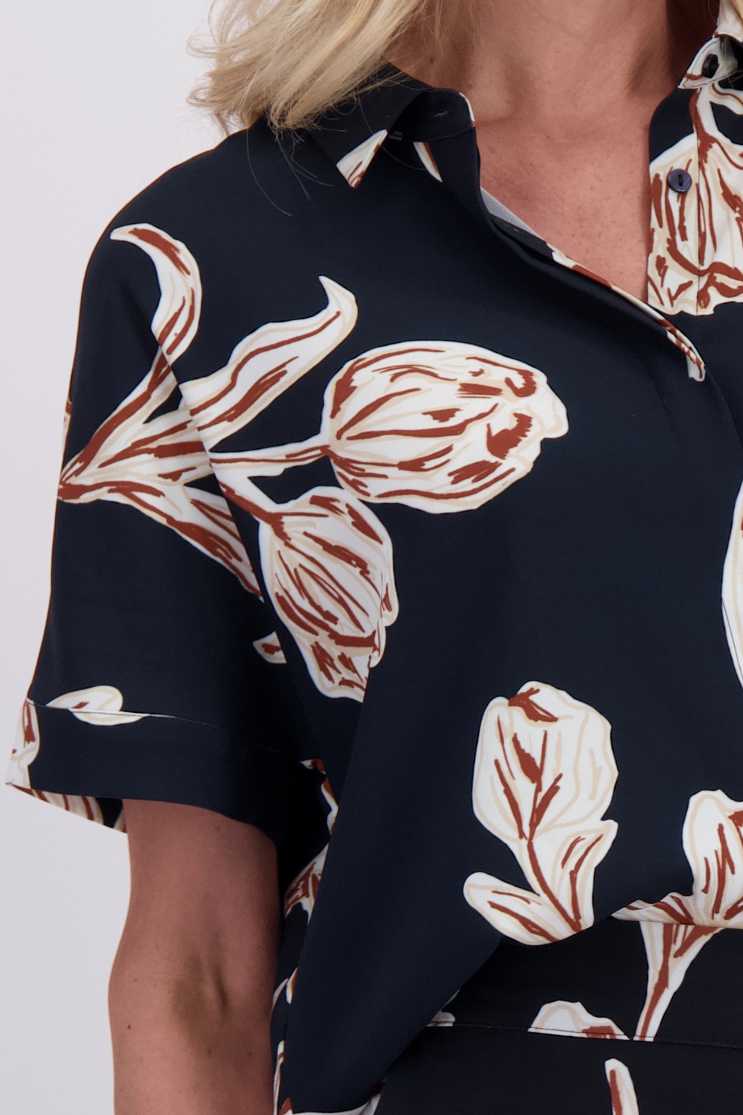 Detail van Blauwe blouse met print  door AC by Annelien Coorevits voor Dames