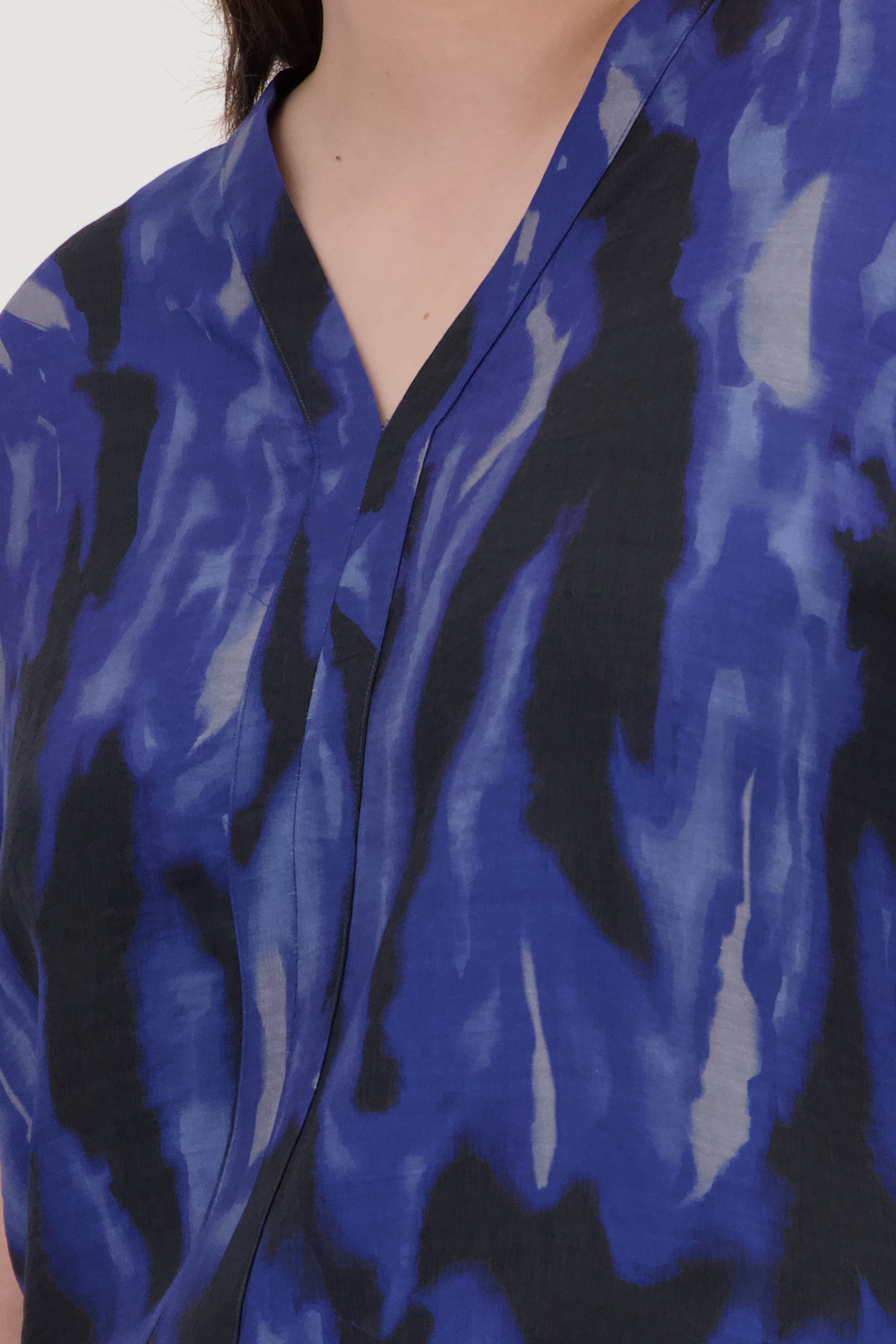 Detail van Blauwe blouse met print door ONLY Carmakoma voor Dames