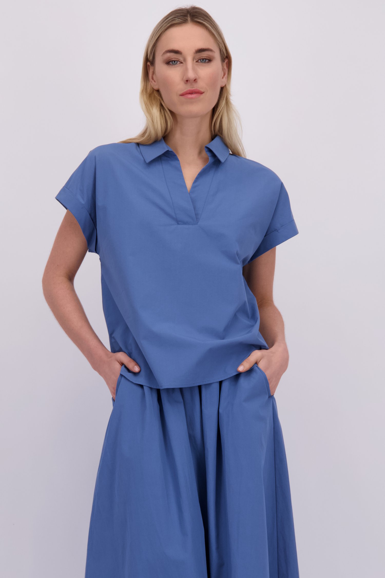 Voorkant van Blauwe blouse met V-hals door Liberty Island voor Dames