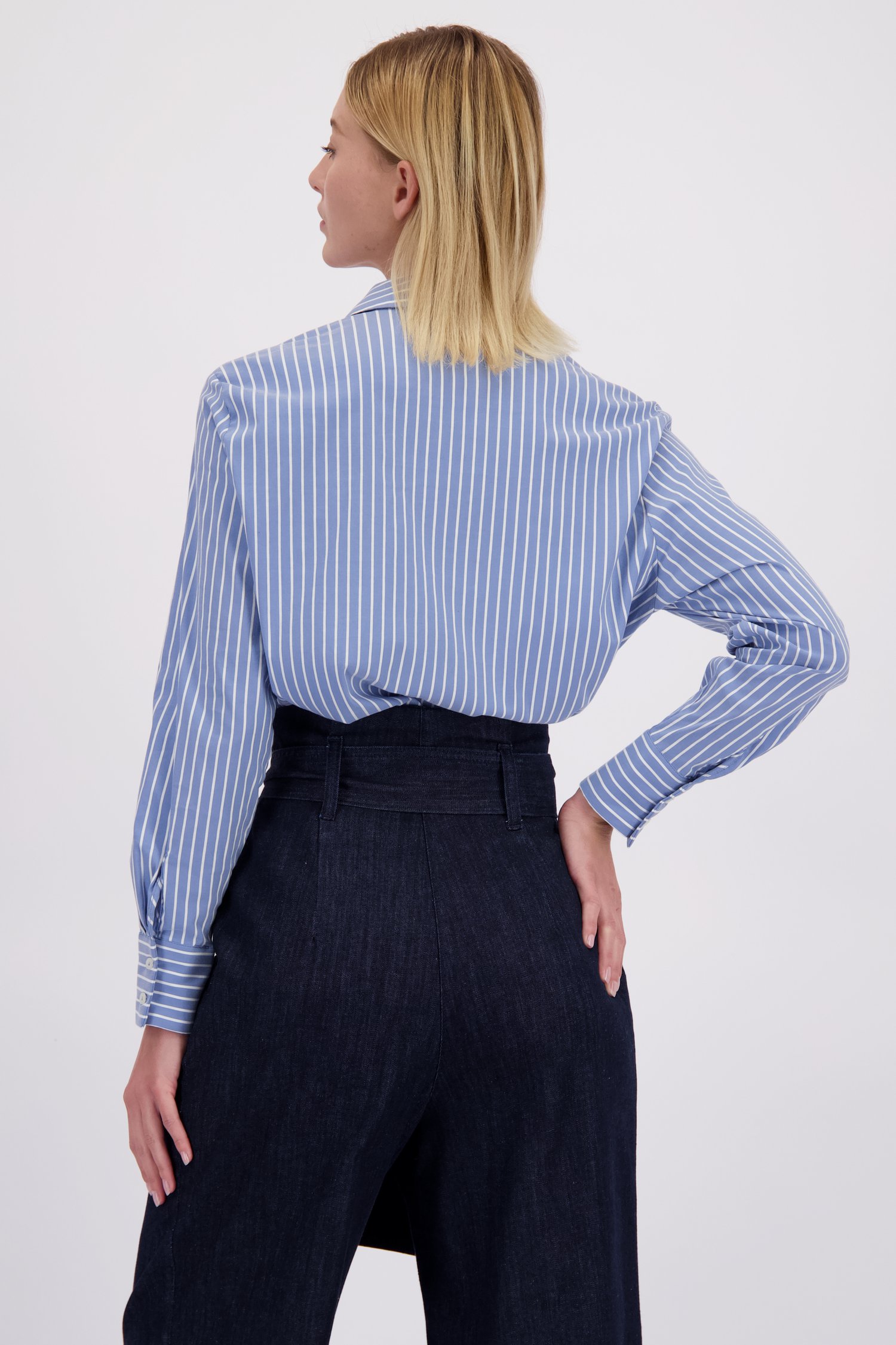 Achterkant van Blauwe blouse met wit gestreept motief door More & More voor Dames