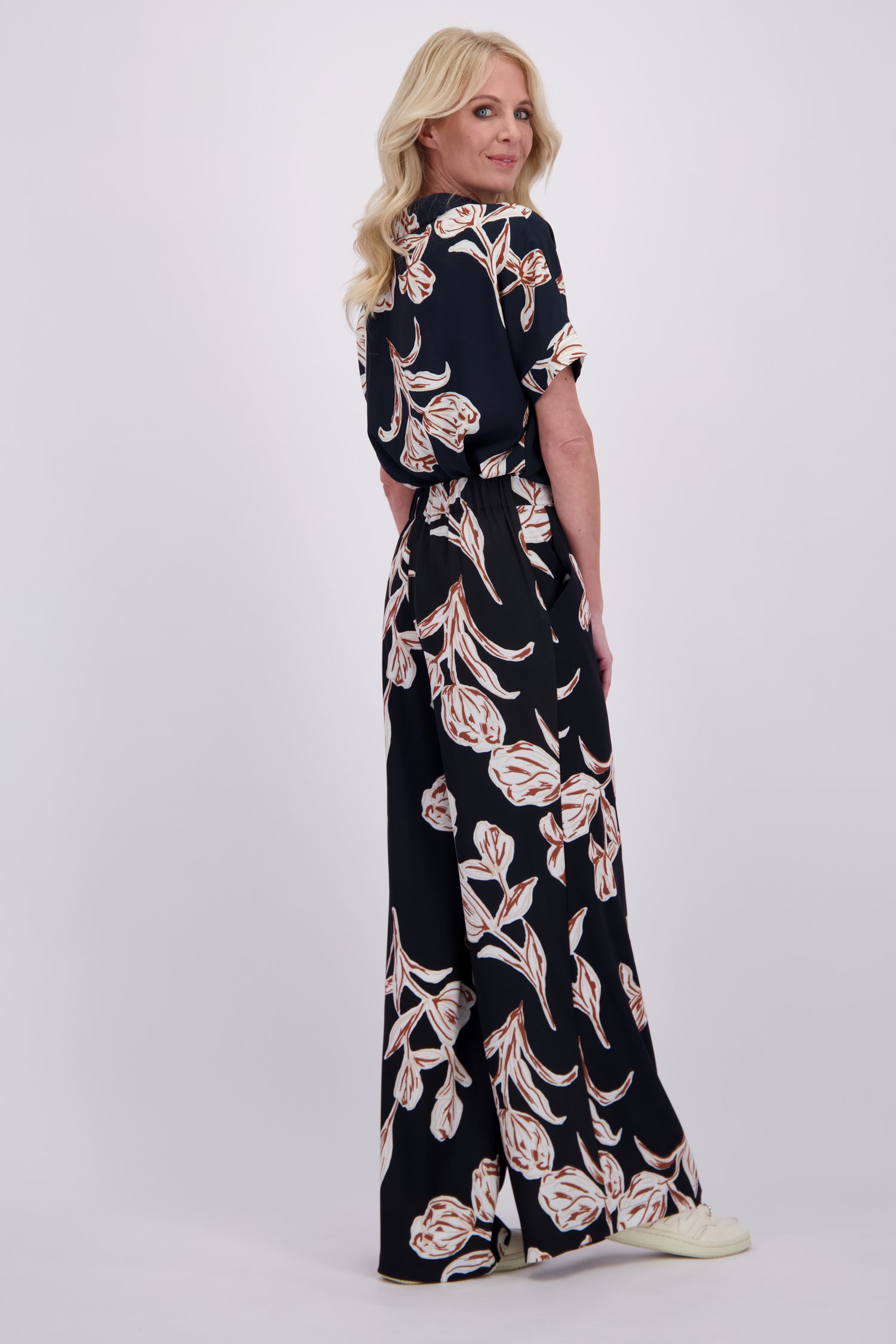 Achterkant van Blauwe broek met beige-bruine print door AC by Annelien Coorevits voor Dames