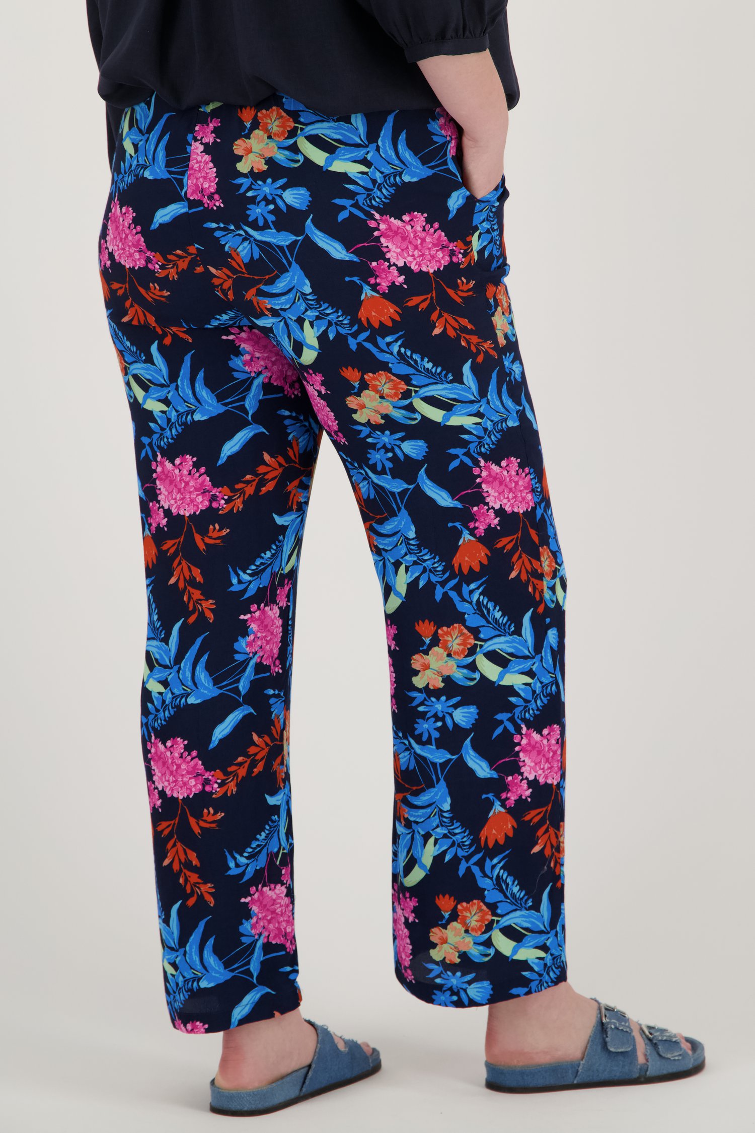 Blauwe broek met kleurrijke bloemenprint van Only Carmakoma voor Dames