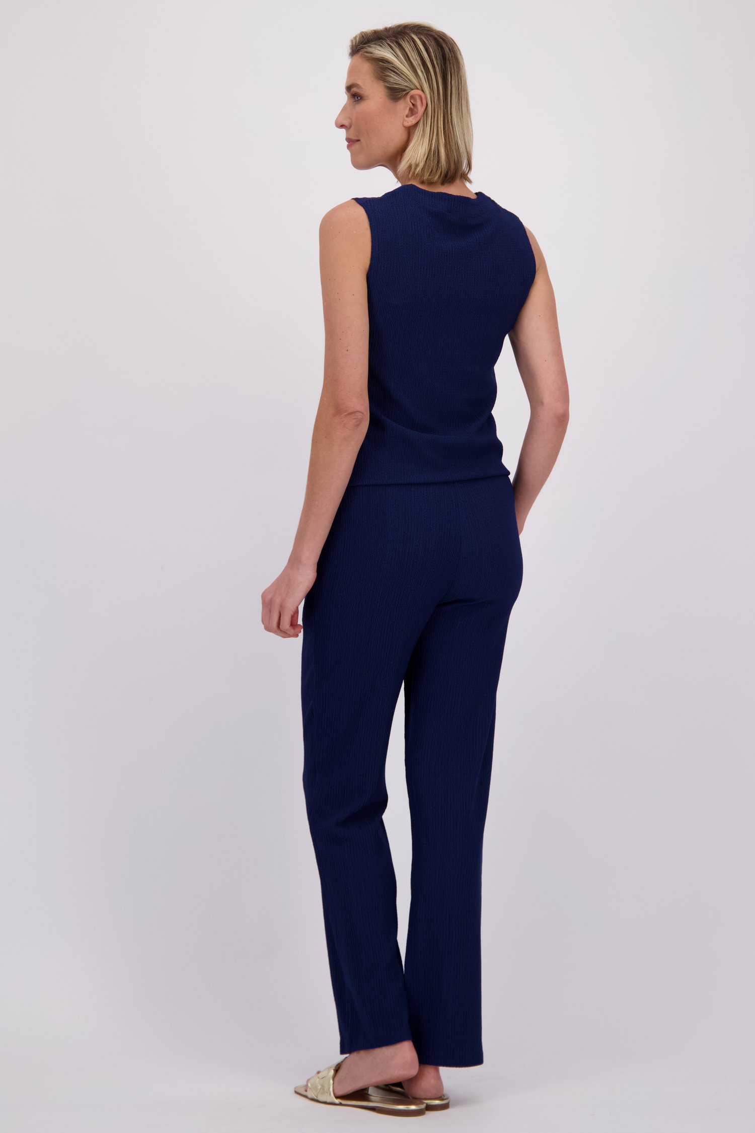 Achterkant van Blauwe broek met structuur en elastische taille door Claude Arielle voor Dames
