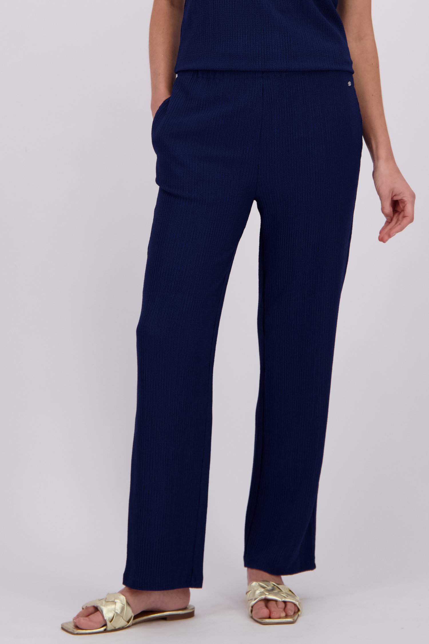 Productfoto 1 van Blauwe broek met structuur en elastische taille door Claude Arielle voor Dames