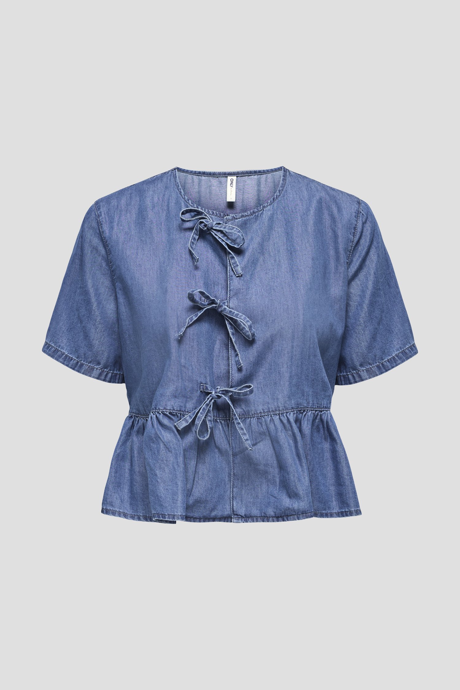 Productfoto 1 van Blauwe denim blouse met strikjes door ONLY Carmakoma voor Dames