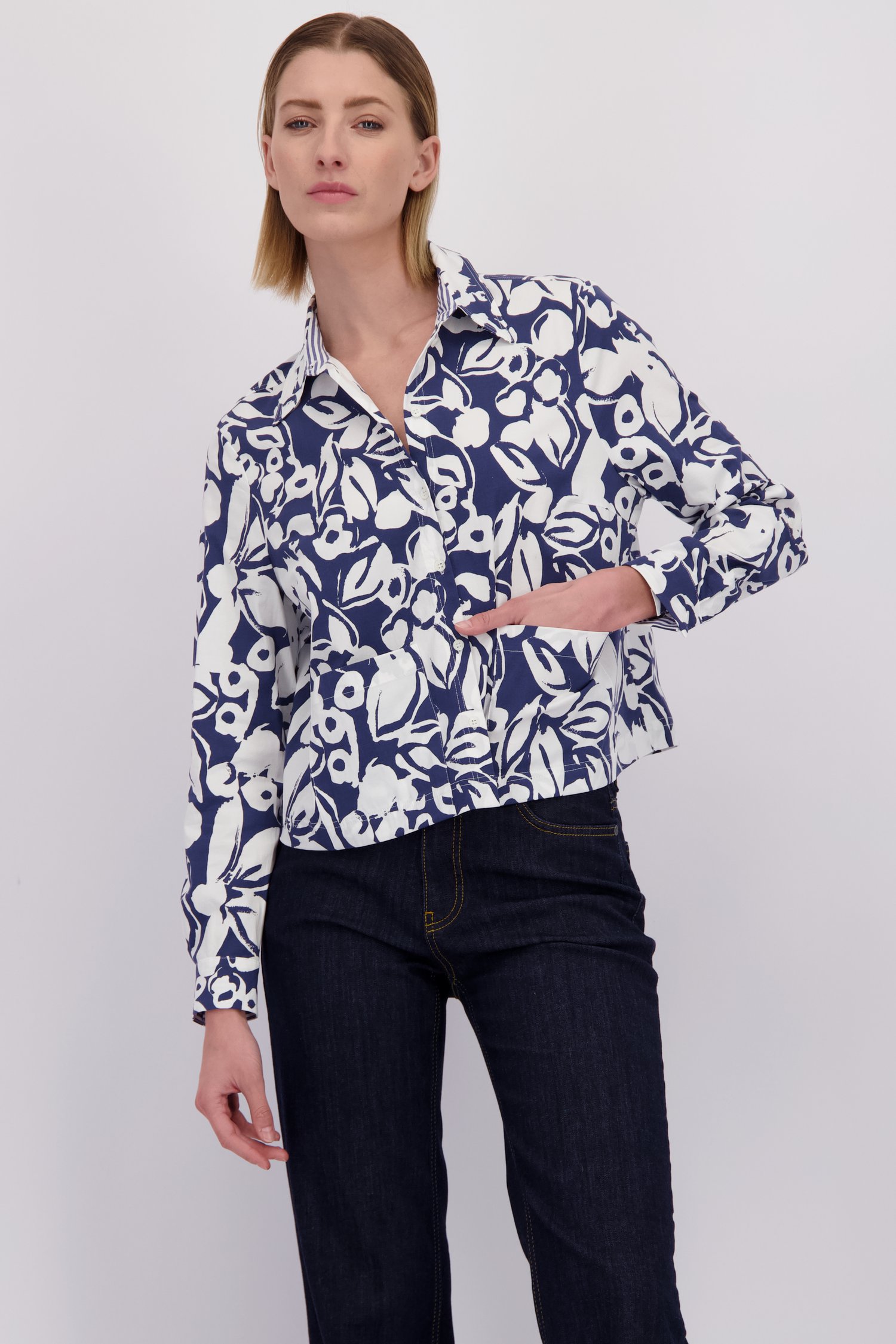 Voorkant van Blauwe katoenen blouse met bloemenprint door More & More voor Dames