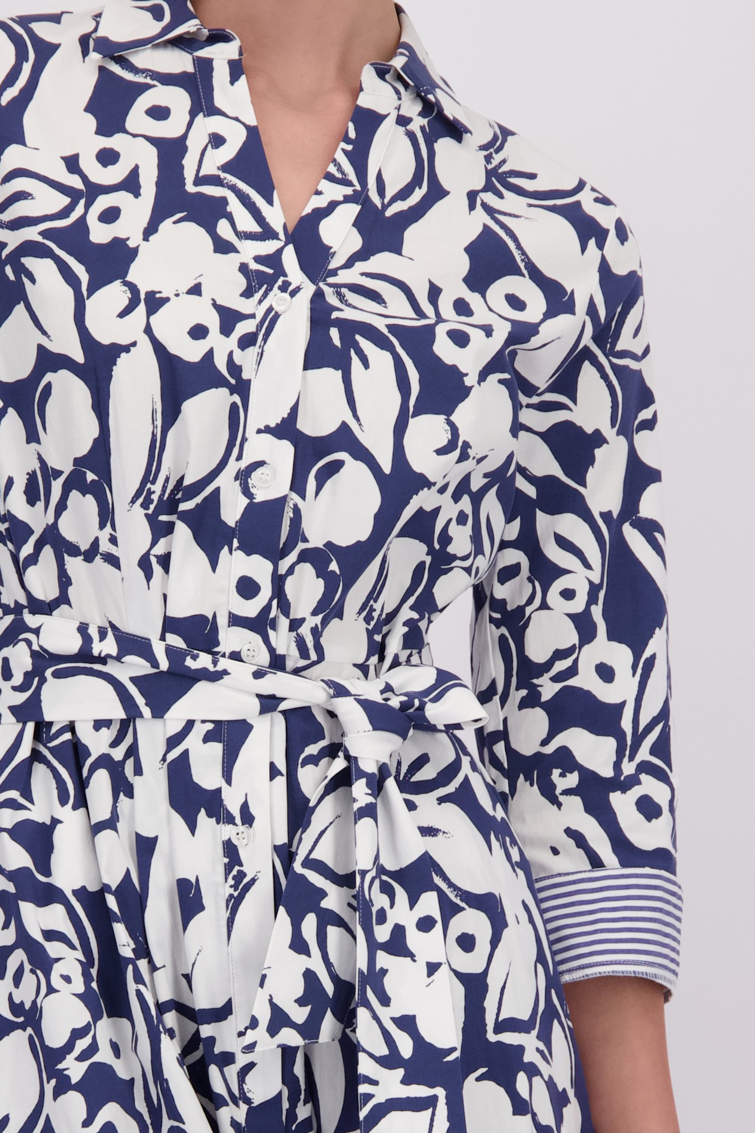 Detail van Blauwe katoenen midi-jurk met bloemenprint door More & More voor Dames
