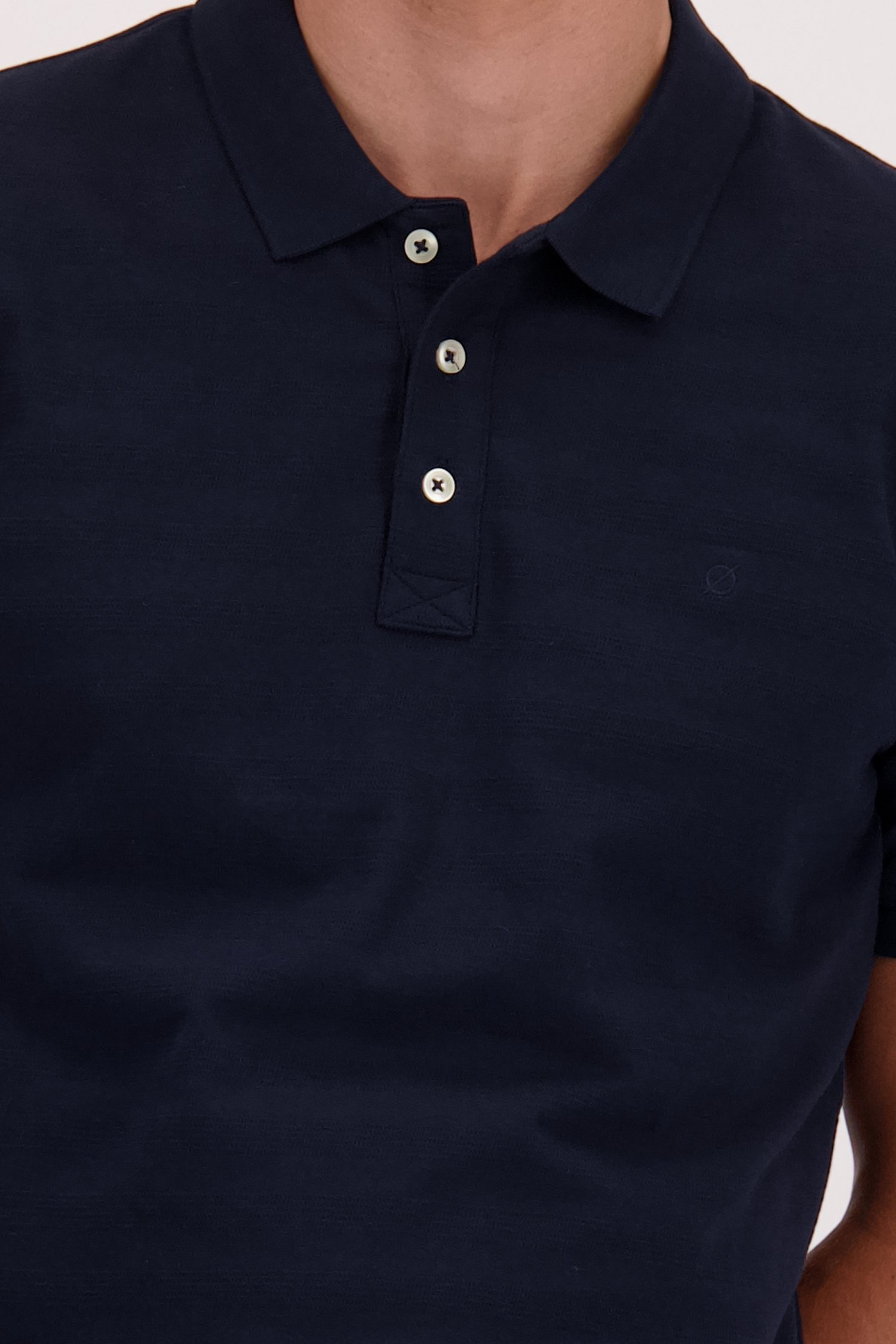Detail van Blauwe polo met jacquard strepen door Ravøtt voor Heren
