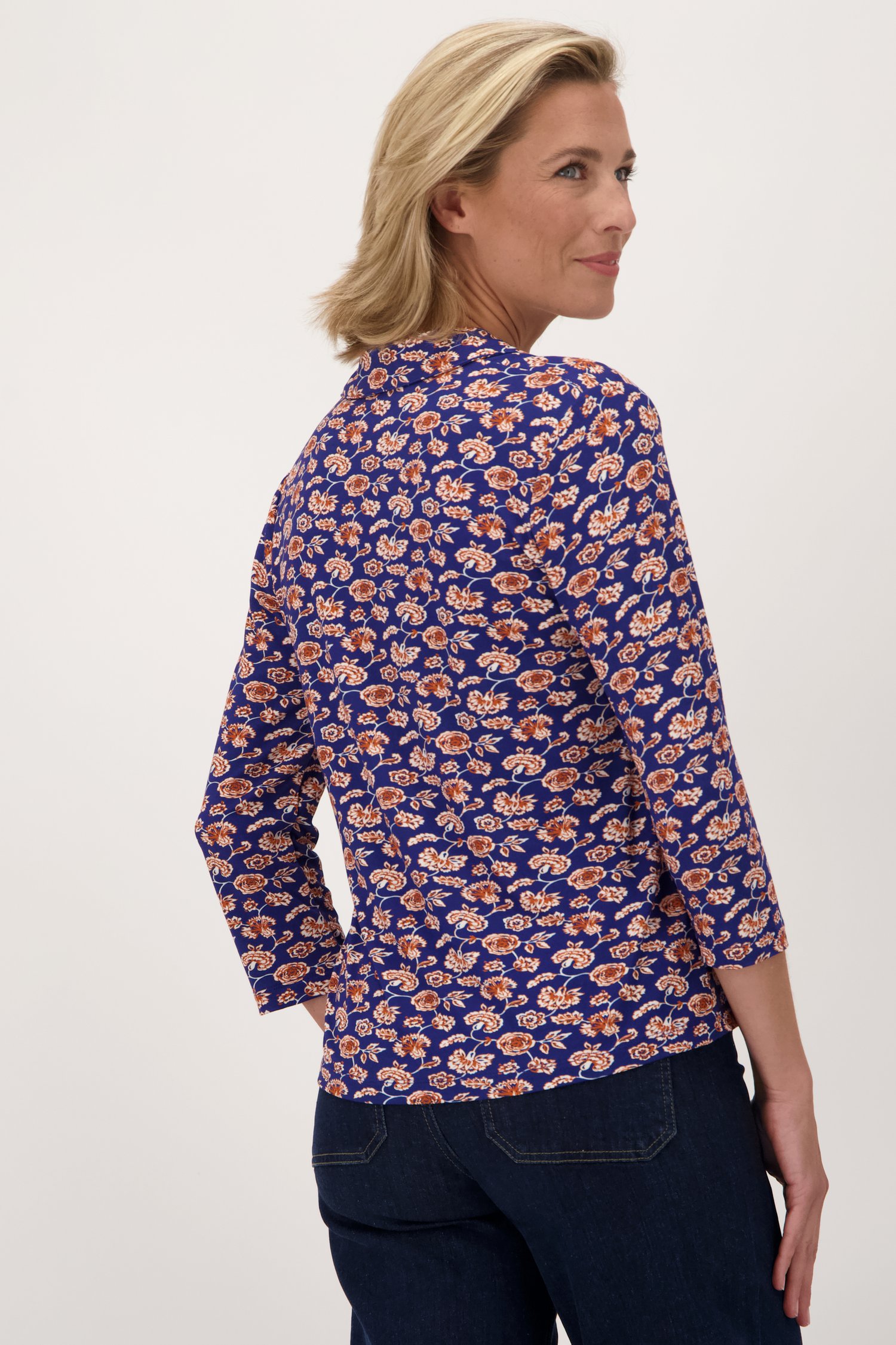 Blauwe polo met oranje bloemen van Claude Arielle voor Dames