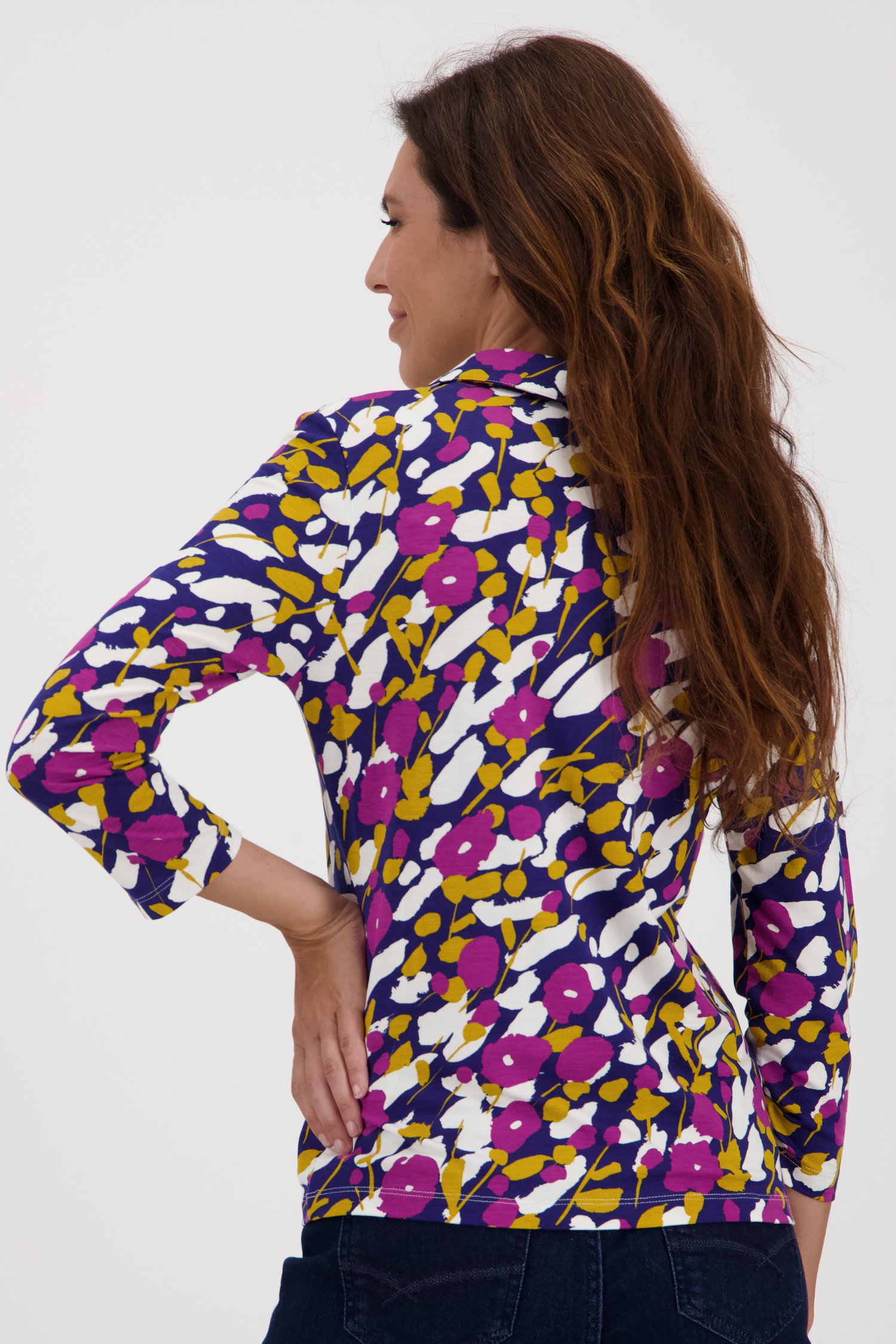Blauwe polo met paars-gele bloemenprint van Claude Arielle voor Dames