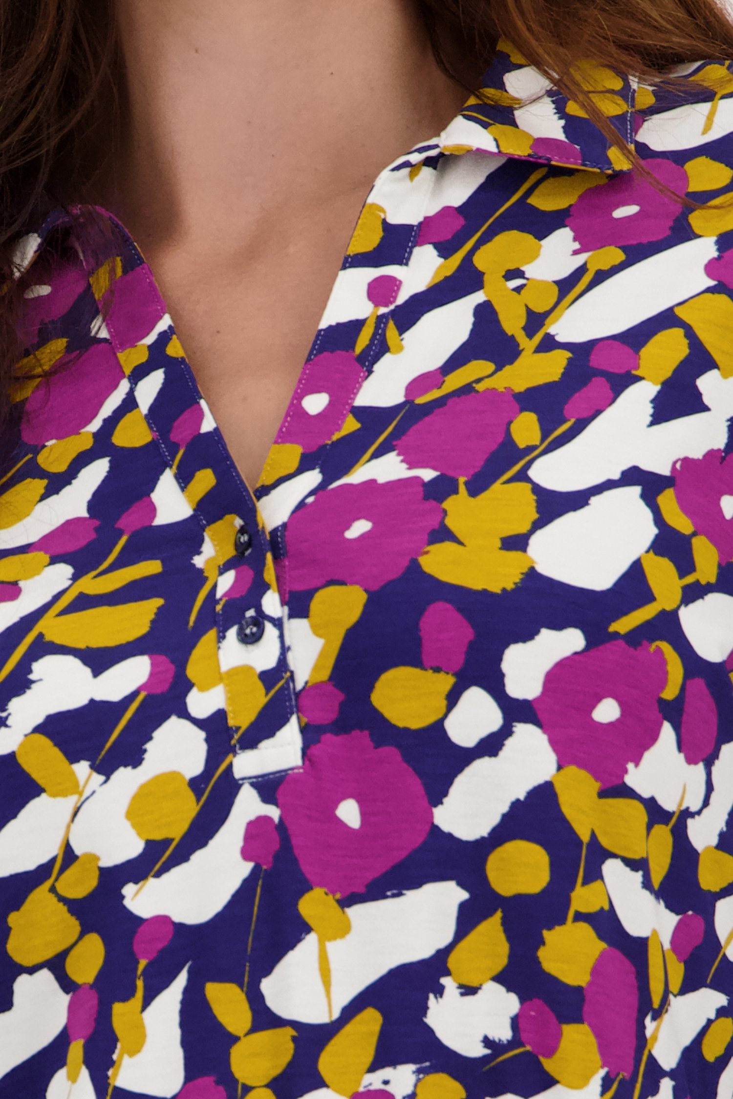 Blauwe polo met paars-gele bloemenprint van Claude Arielle voor Dames