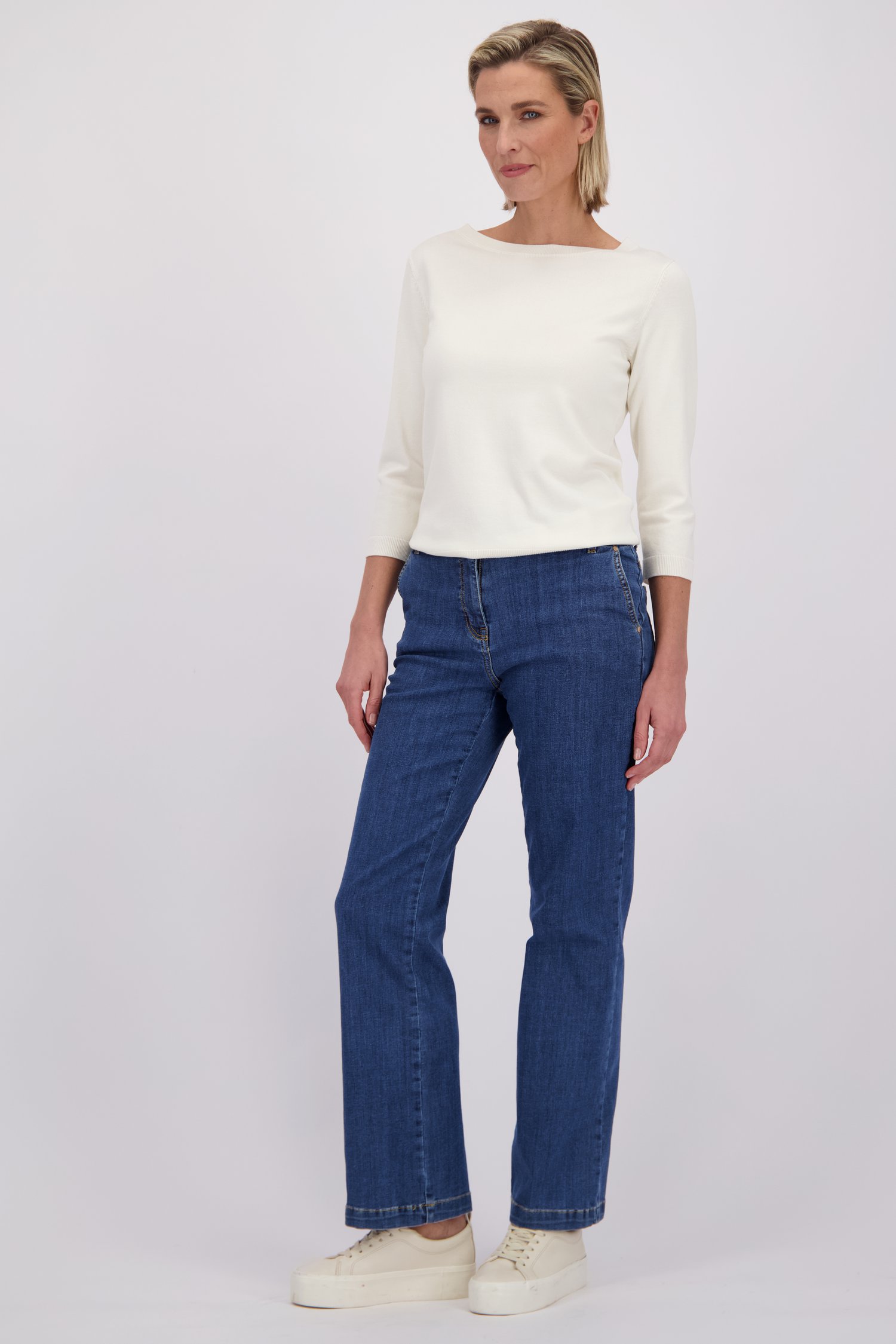 Voorkant van Blauwe straight fit jeans door Claude Arielle voor Dames