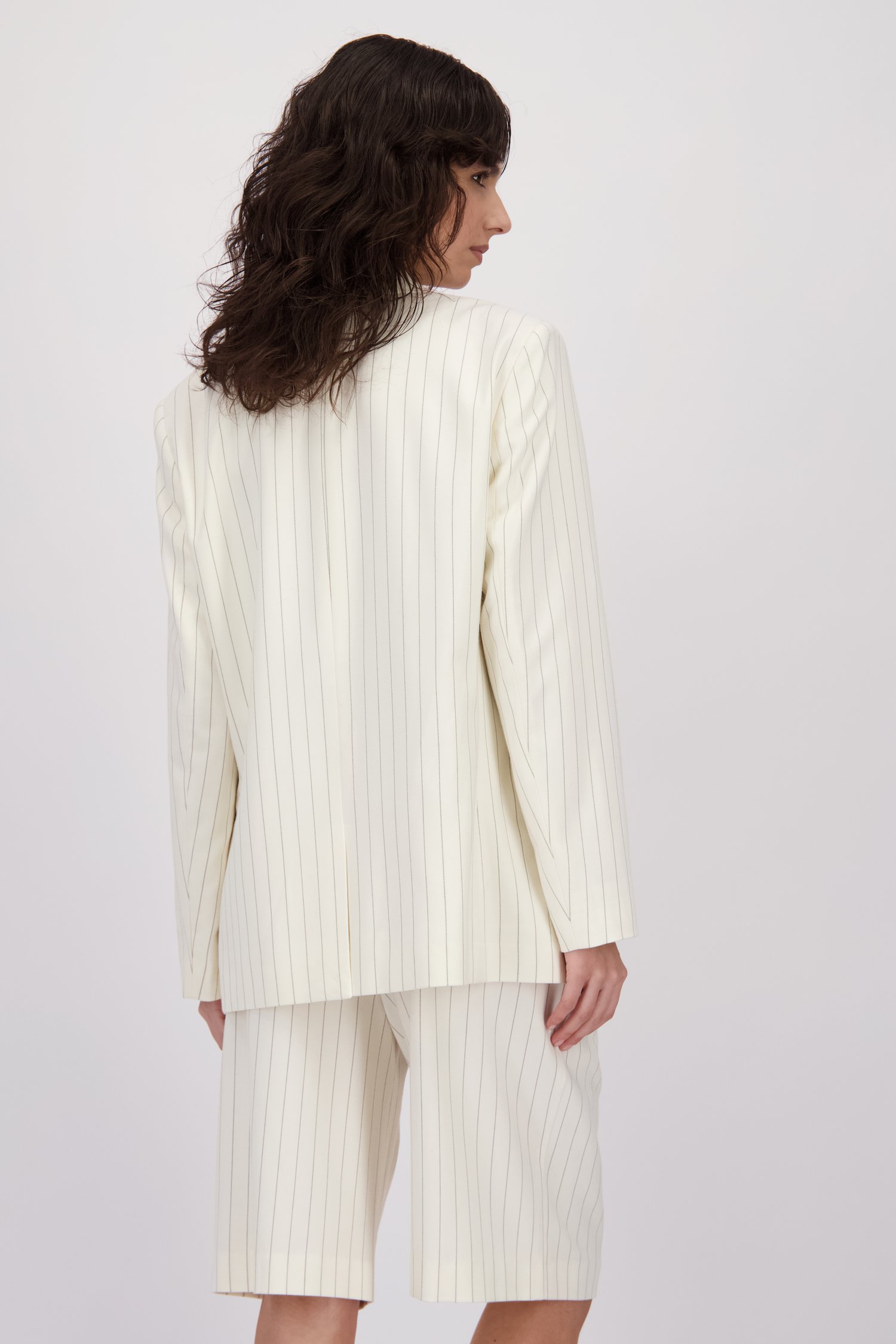 Le dos de Blazer blanc à fines rayures noires de Louise pour Femmes