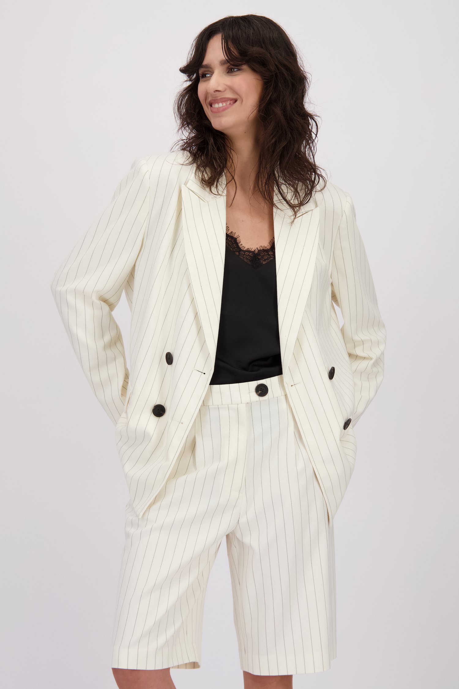 Détail de Blazer blanc à fines rayures noires de Louise pour Femmes