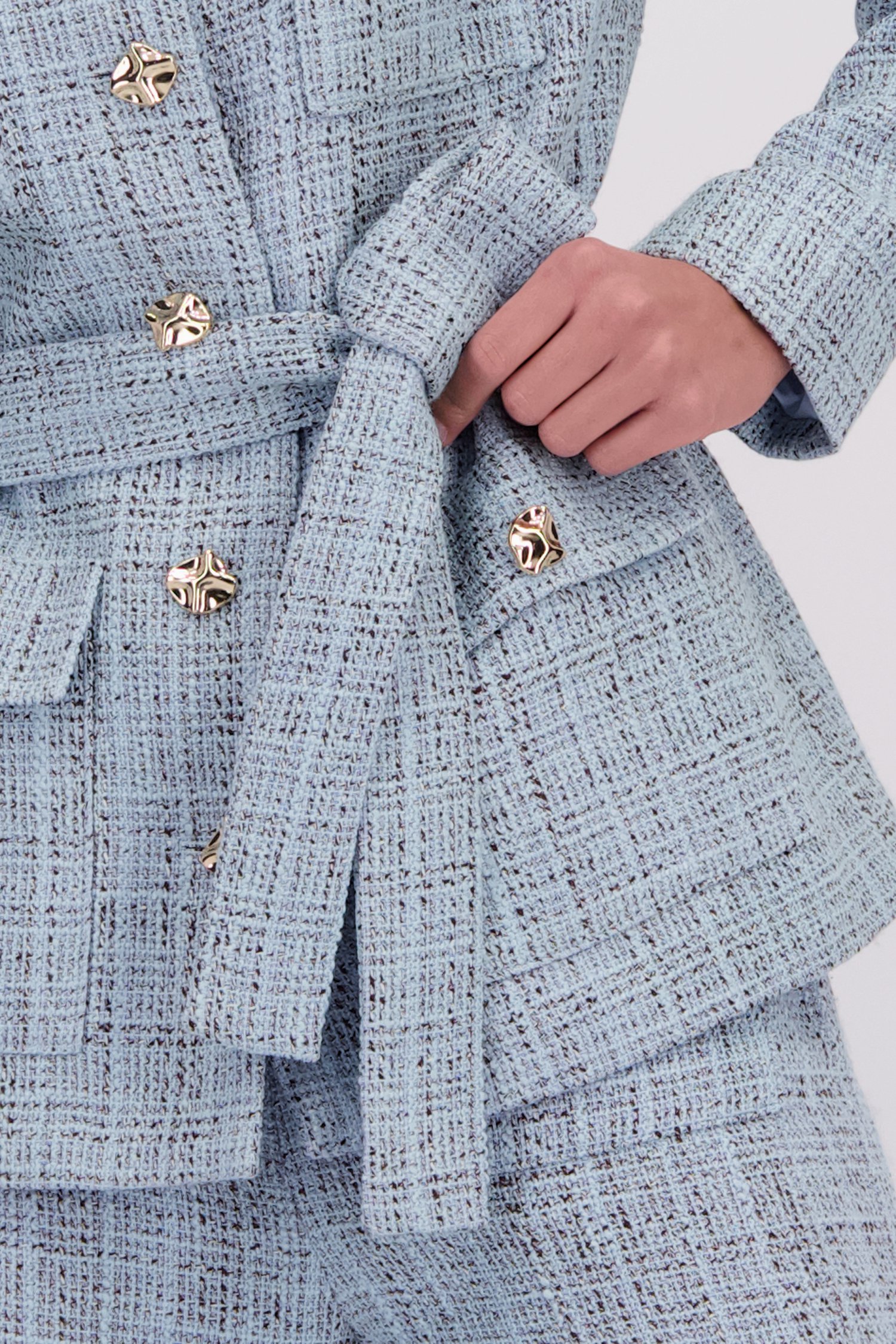 Détail de Blazer bleu clair avec boutons dorés de D'Auvry pour Femmes