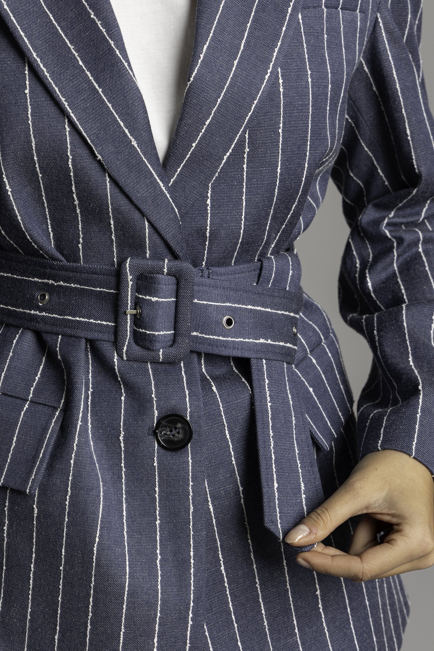 Détail de Blazer bleue à motif rayé blanc de Louise pour Femmes