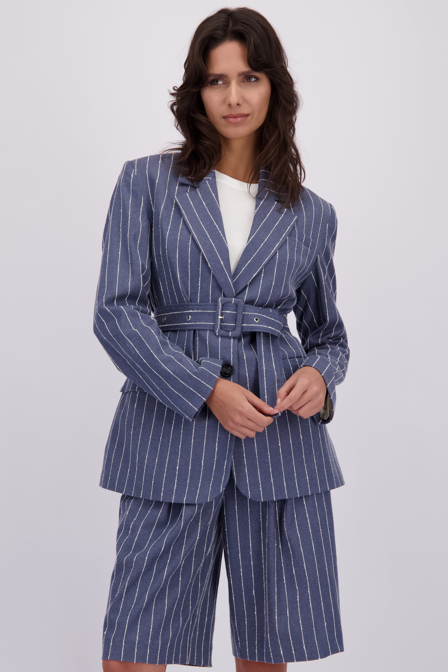 Photo supplémentaire 1 de Blazer bleue à motif rayé blanc de Louise pour Femmes