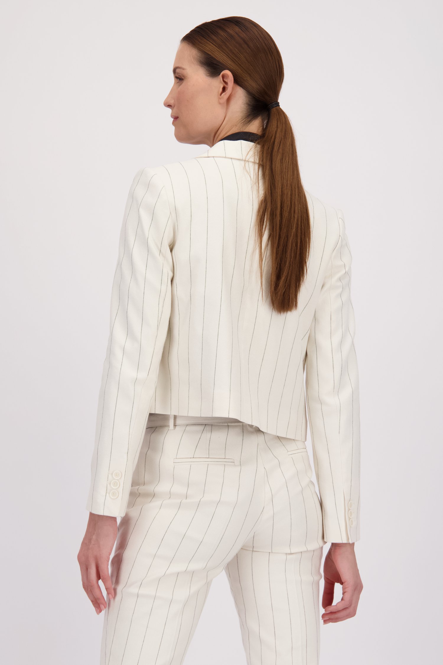 Le dos de  Blazer écru court avec motif rayé noir de More & More pour Femmes