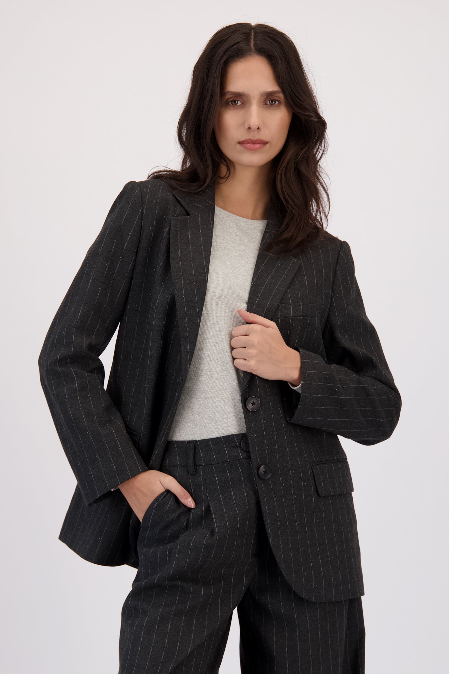 Le devant de Blazer gris à rayures avec des studs  de Louise pour Femmes