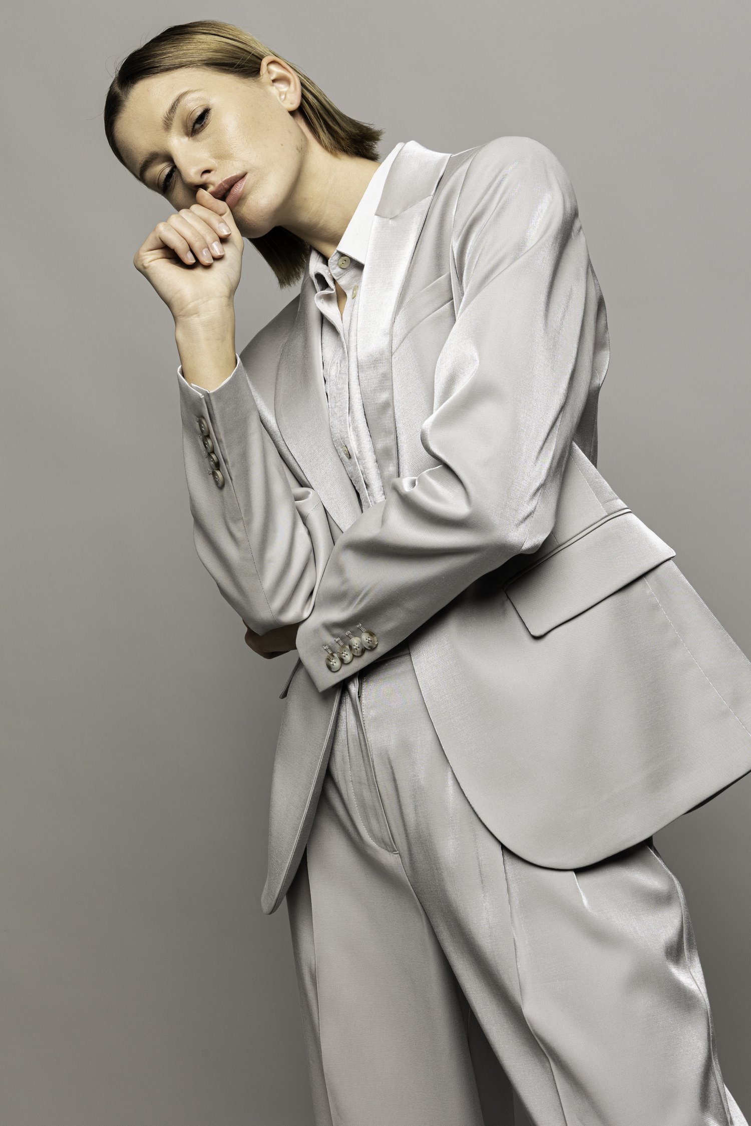 Photo supplémentaire 5 de Blazer gris argenté de D'Auvry Studio pour Femmes