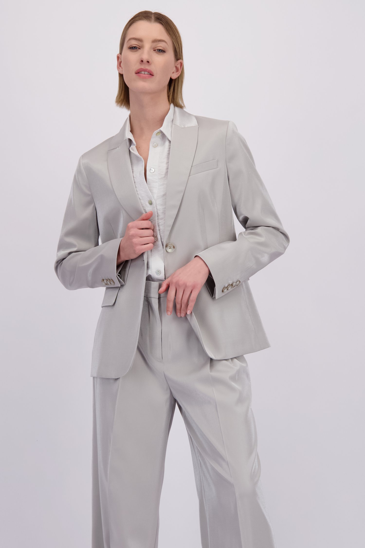 Le devant de Blazer gris argenté de D'Auvry Studio pour Femmes