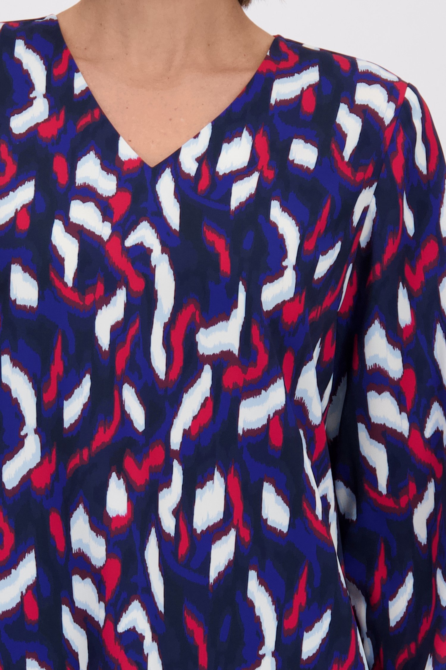 Détail de Blouse à imprimé bleu et rouge de Claude Arielle pour Femmes