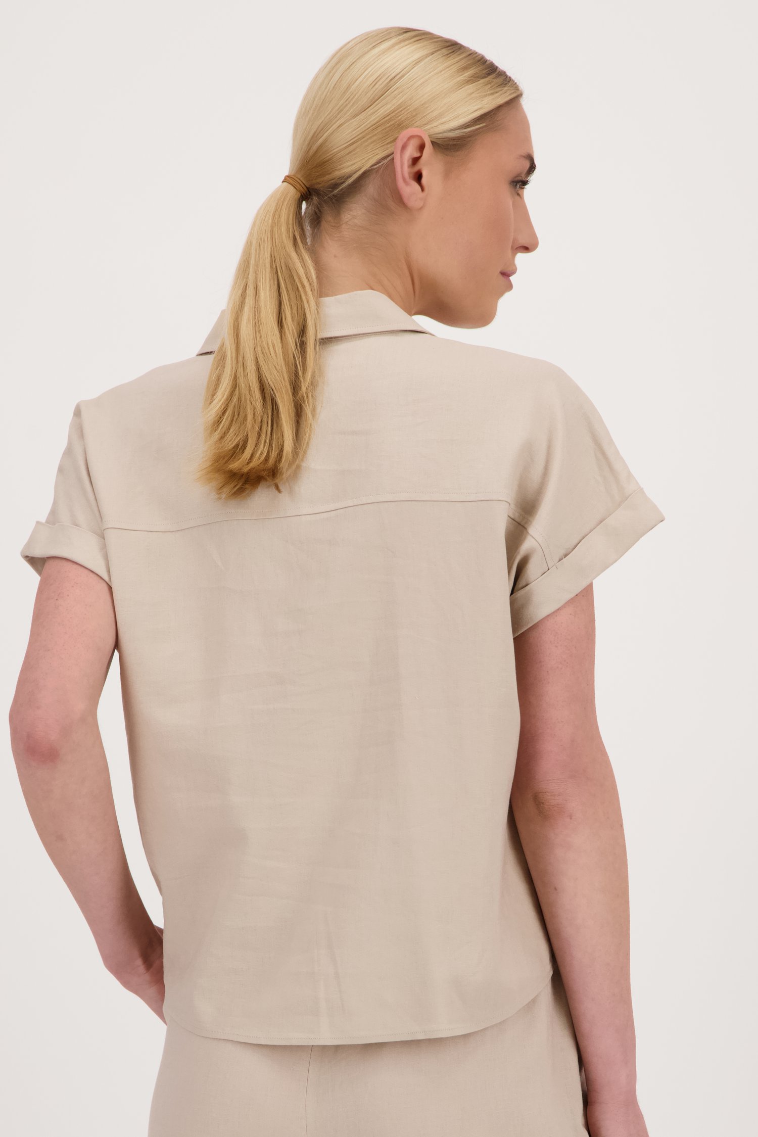Le dos de Blouse à manches courtes en lin beige de Liberty Island pour Femmes