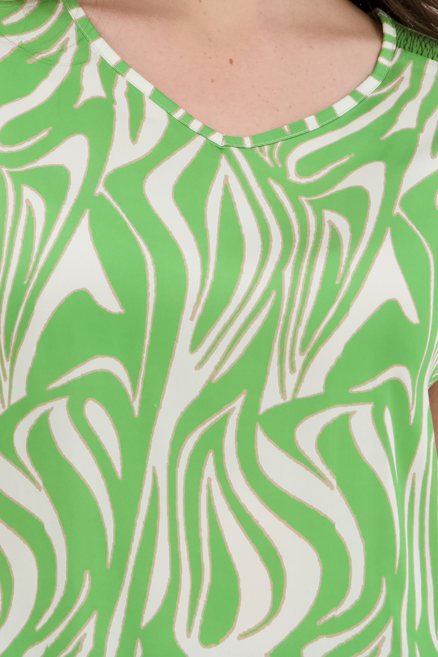 Blouse à manches courtes vert-beige. de More & More pour Femmes