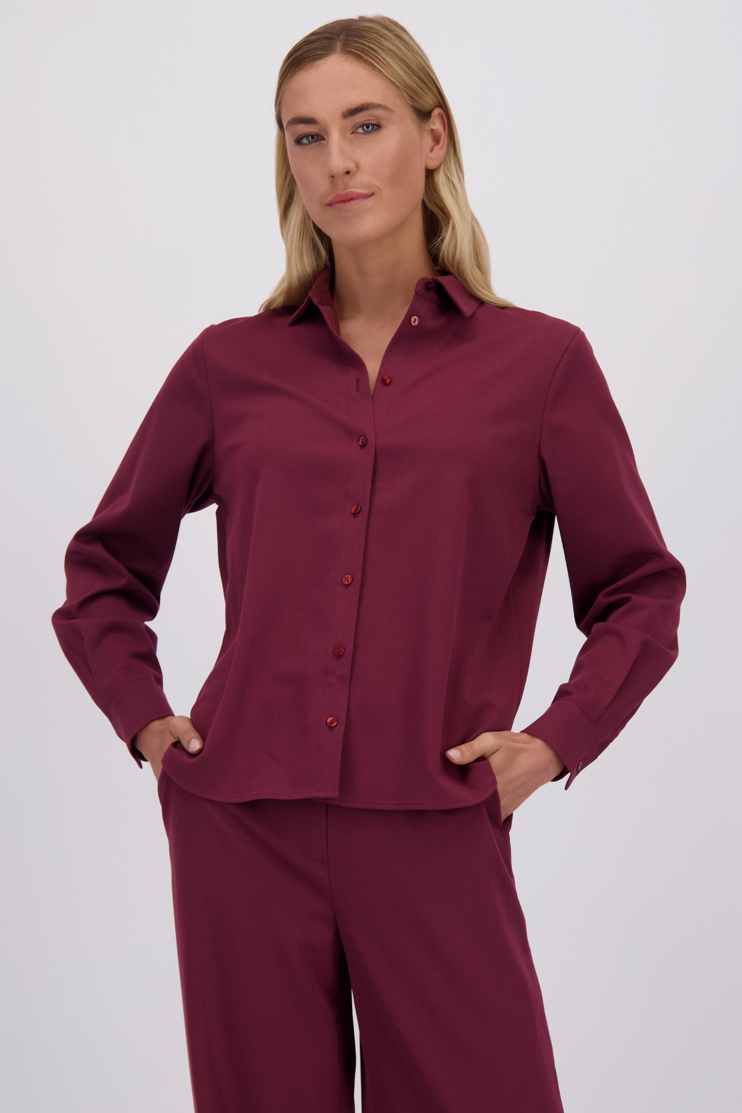 Le devant de Blouse à manches longues bordeaux de Liberty Island pour Femmes