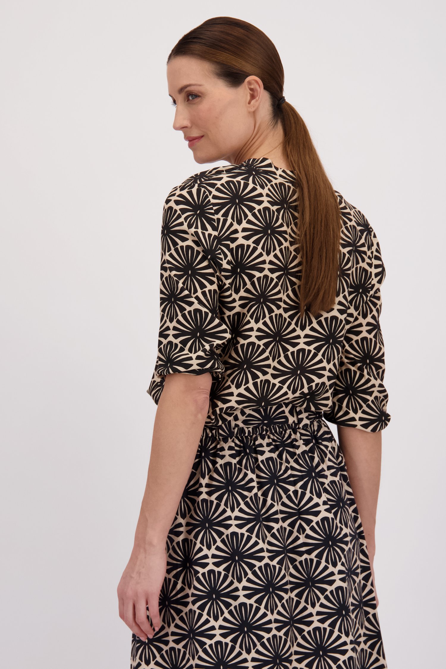 Blouse beige avec imprimé floral noir de More & More pour Femmes